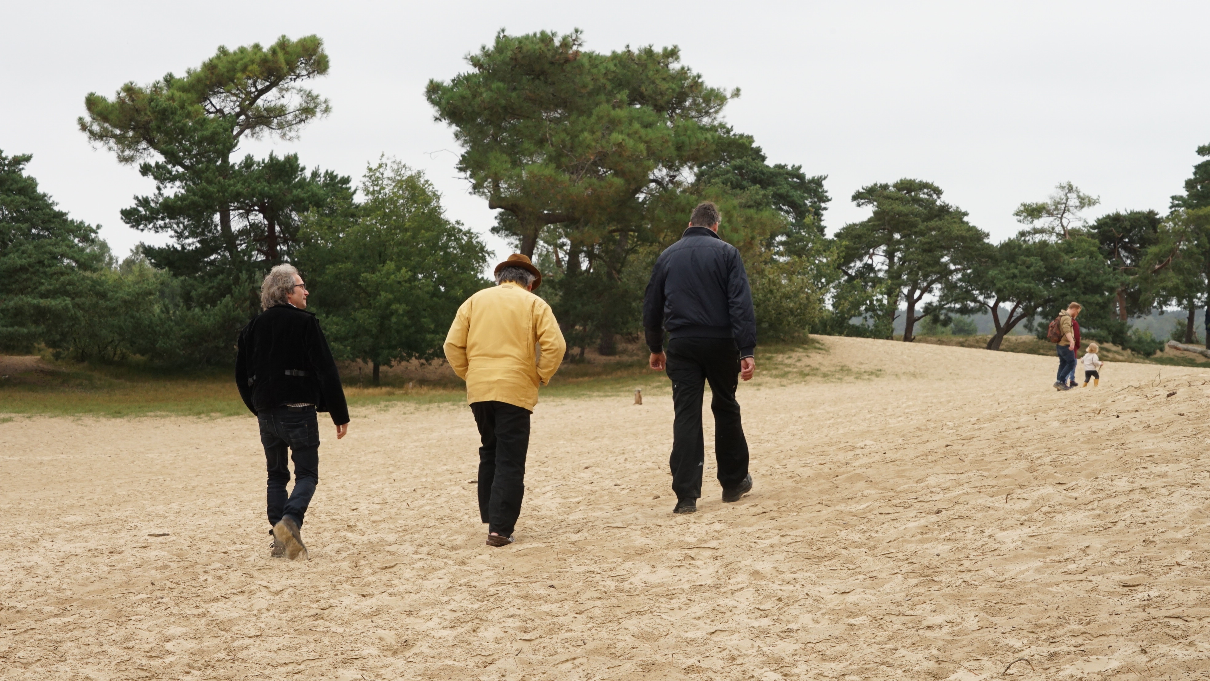 Wandelen in koel en somber augustus 