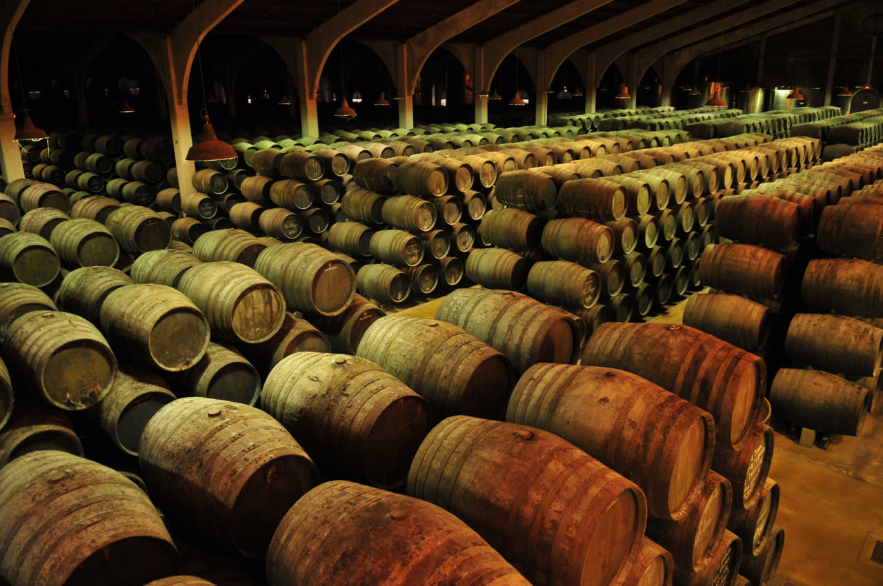 Jerez de la Frontera: sherry wijn in vaten in kelder. Foto: Adobe Stock / fgeoffroy.