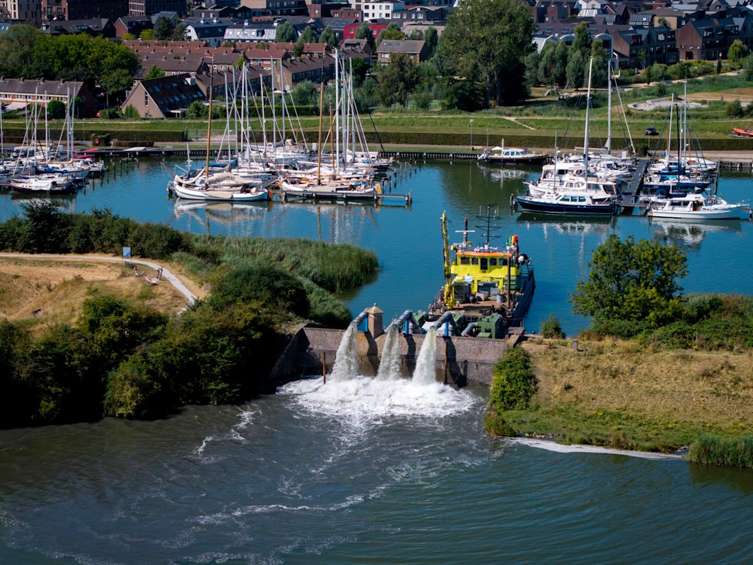 Risico's op zowel waterlast als droogte worden groter en daarom moeten passende maatregelen genomen worden. Foto: ANP / Sander Koning