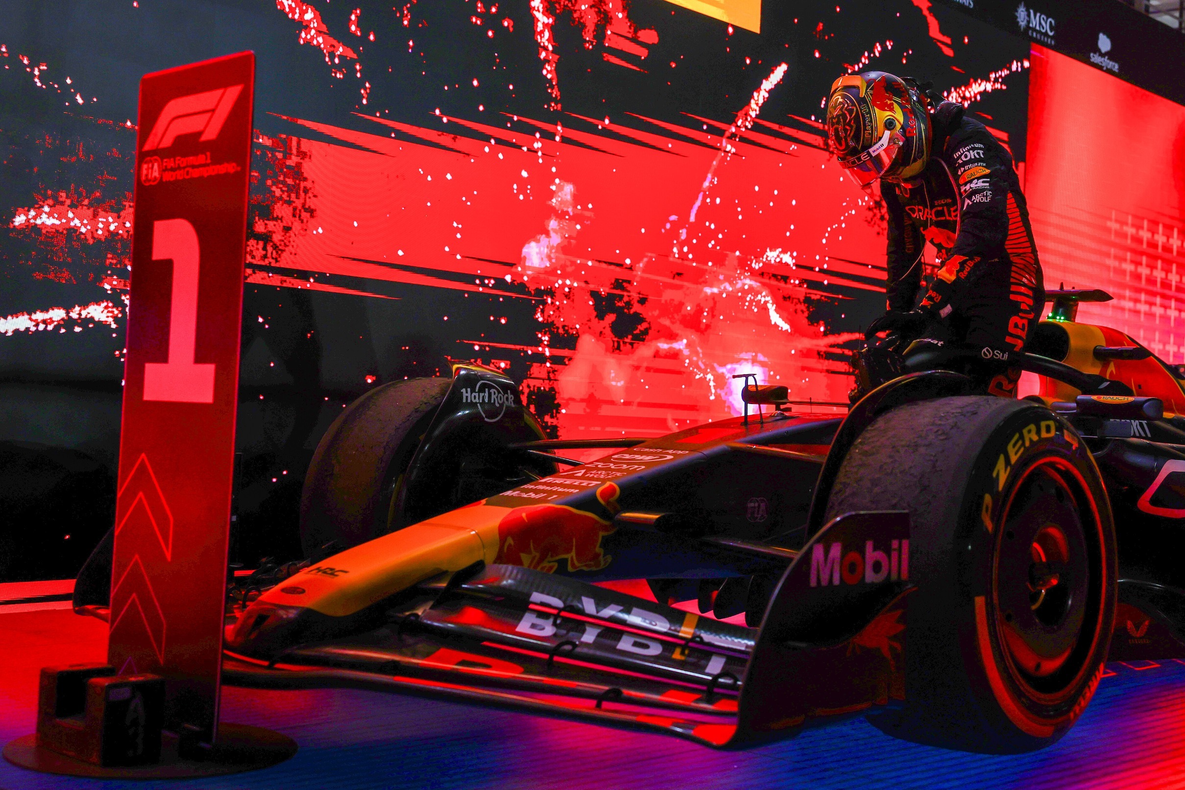 In 2023 werd Max Verstappen wereldkampioen in Qatar. Nu staat Verstappen al als wereldkampioen aan de start. Bron: (Redbullcontentpool/Mark Thompson/Getty Images)