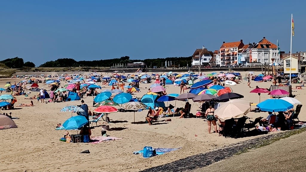 Het was een zeer warme dag. Verkoeling is te vinden aan zee. Foto: Anne-Marie van Iersel
