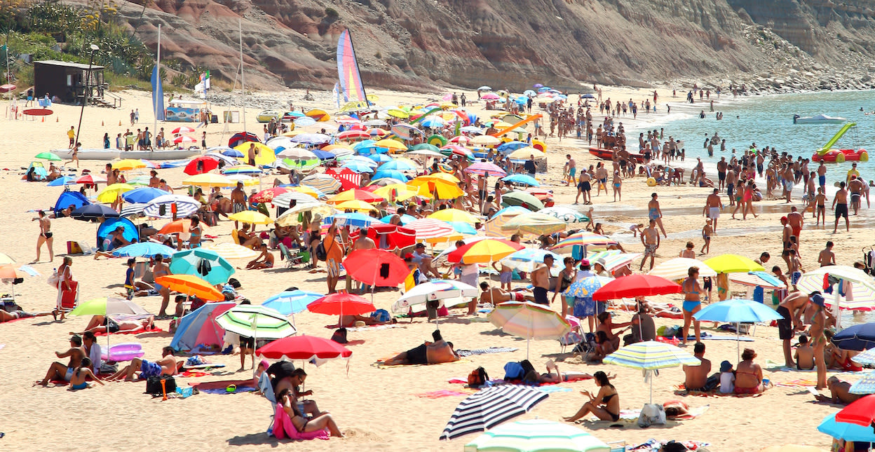 Drukte op de stranden in Portugal. Foto: AdobeStock / Sue Wall