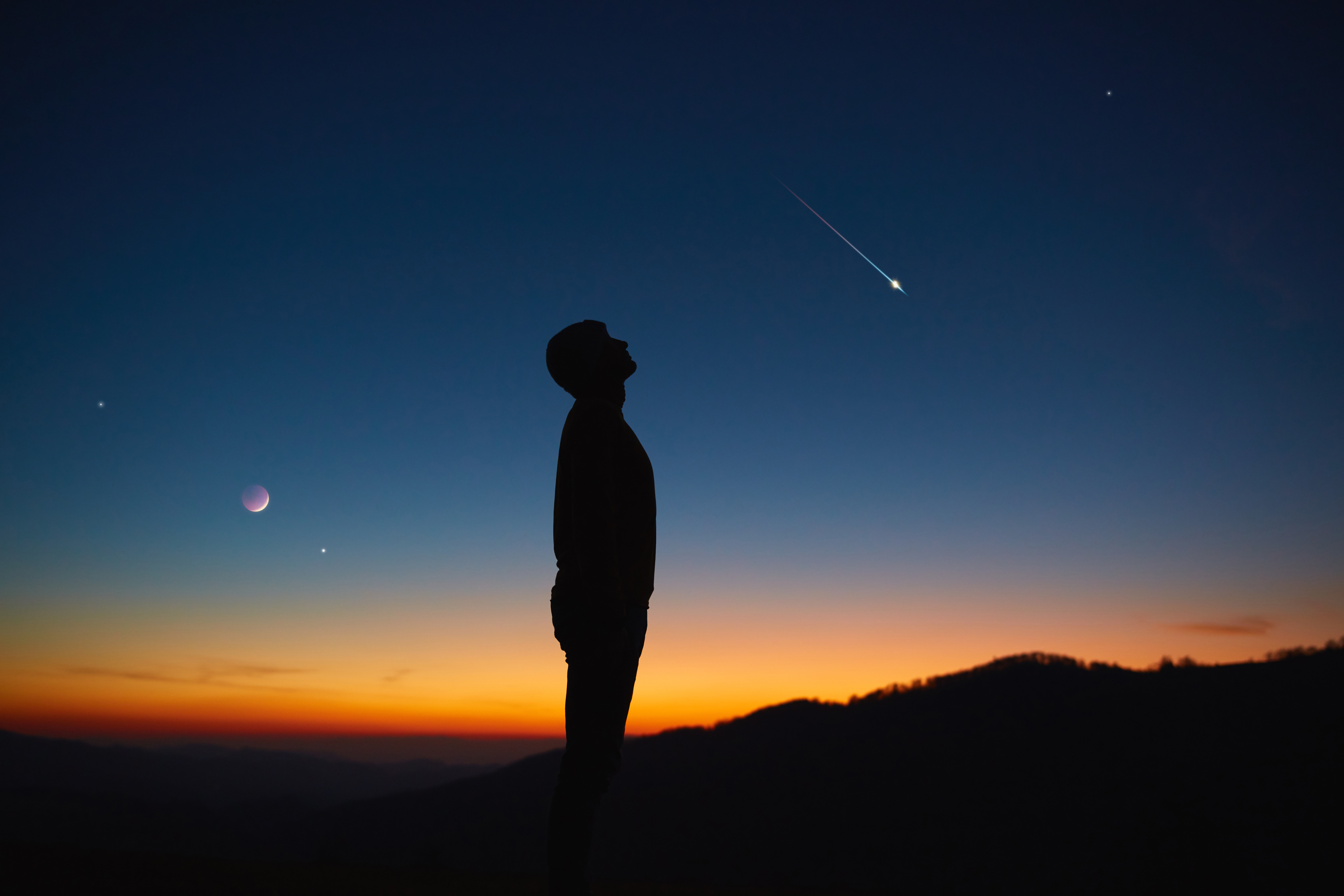 Kijkend naar de sterrenhemel. Foto: Adobe Stock / astrosystem