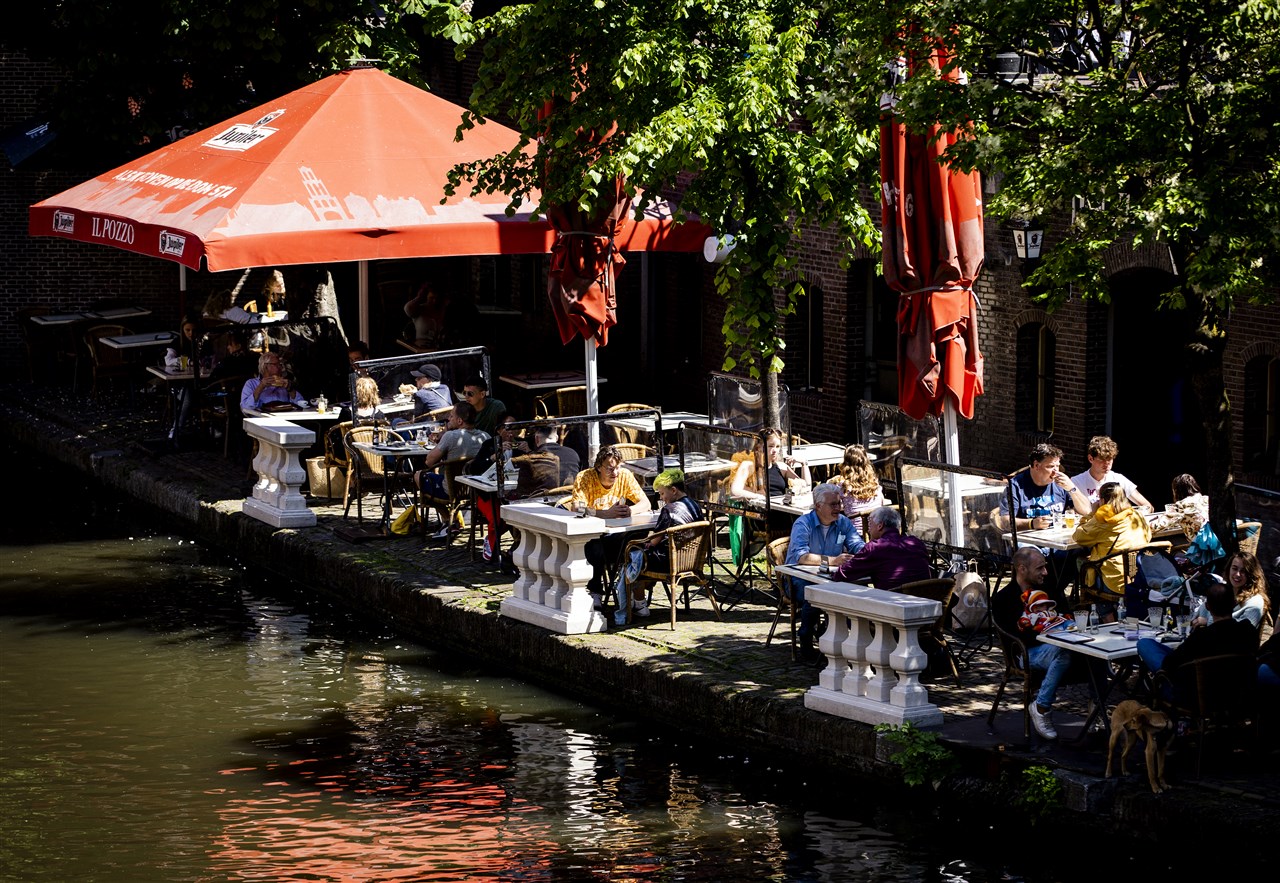 Het wordt volgende week warmer en de terrasjes zullen volstromen. Foto: ANP / SEM VAN DER WAL