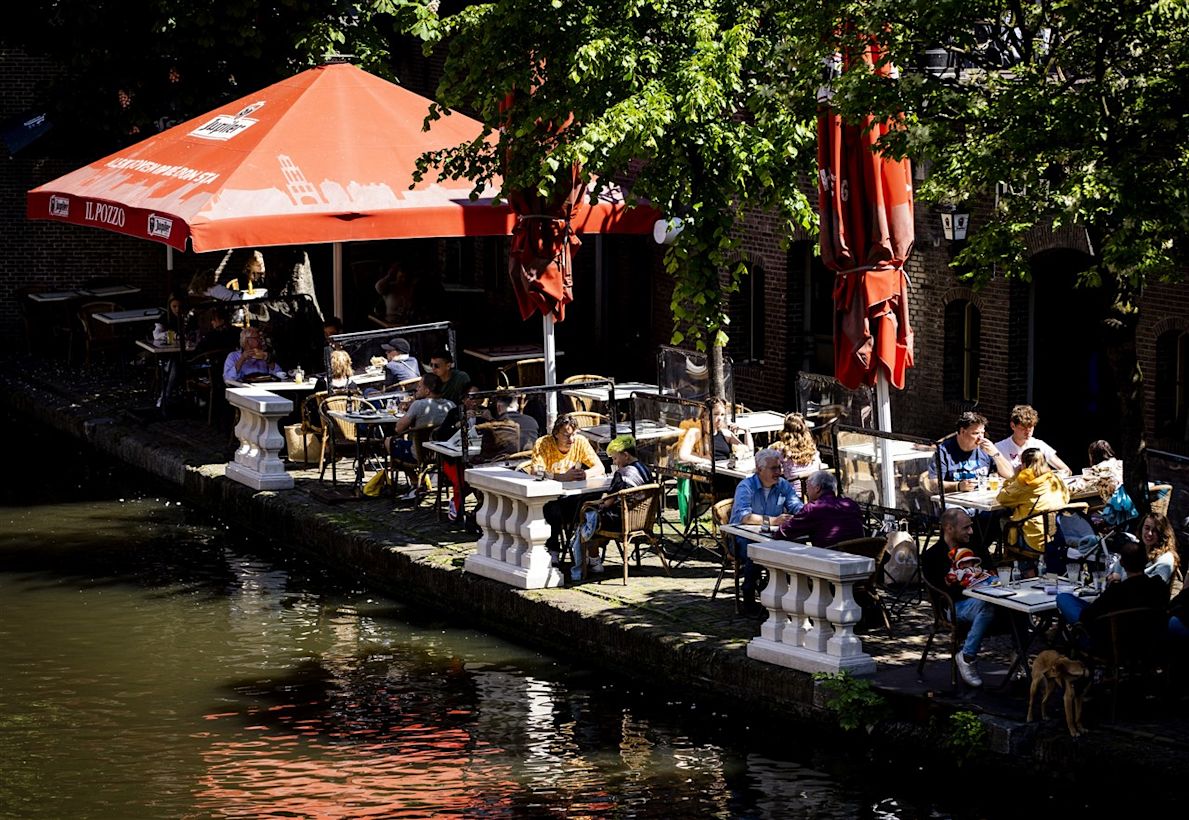 Het wordt volgende week warmer en de terrasjes zullen volstromen. Foto: ANP / SEM VAN DER WAL