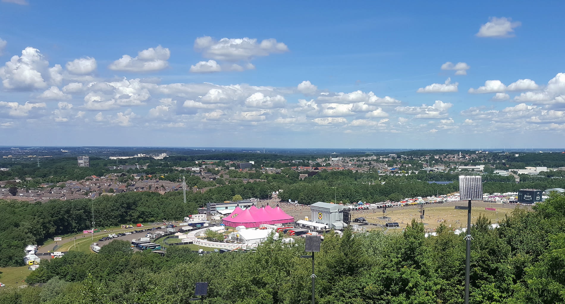Pinkpop 2017, gezien vanaf de Wilhelminaberg. Foto: Jan Boneschansker