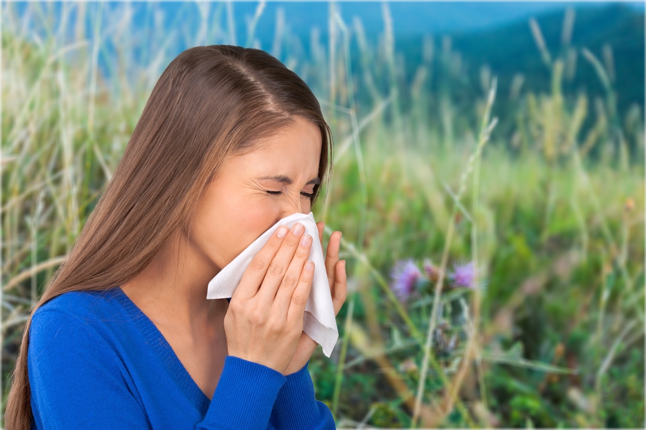 Snotteren in hooikoortsseizoen. Foto: AdobeStock / BillionPhotos.com