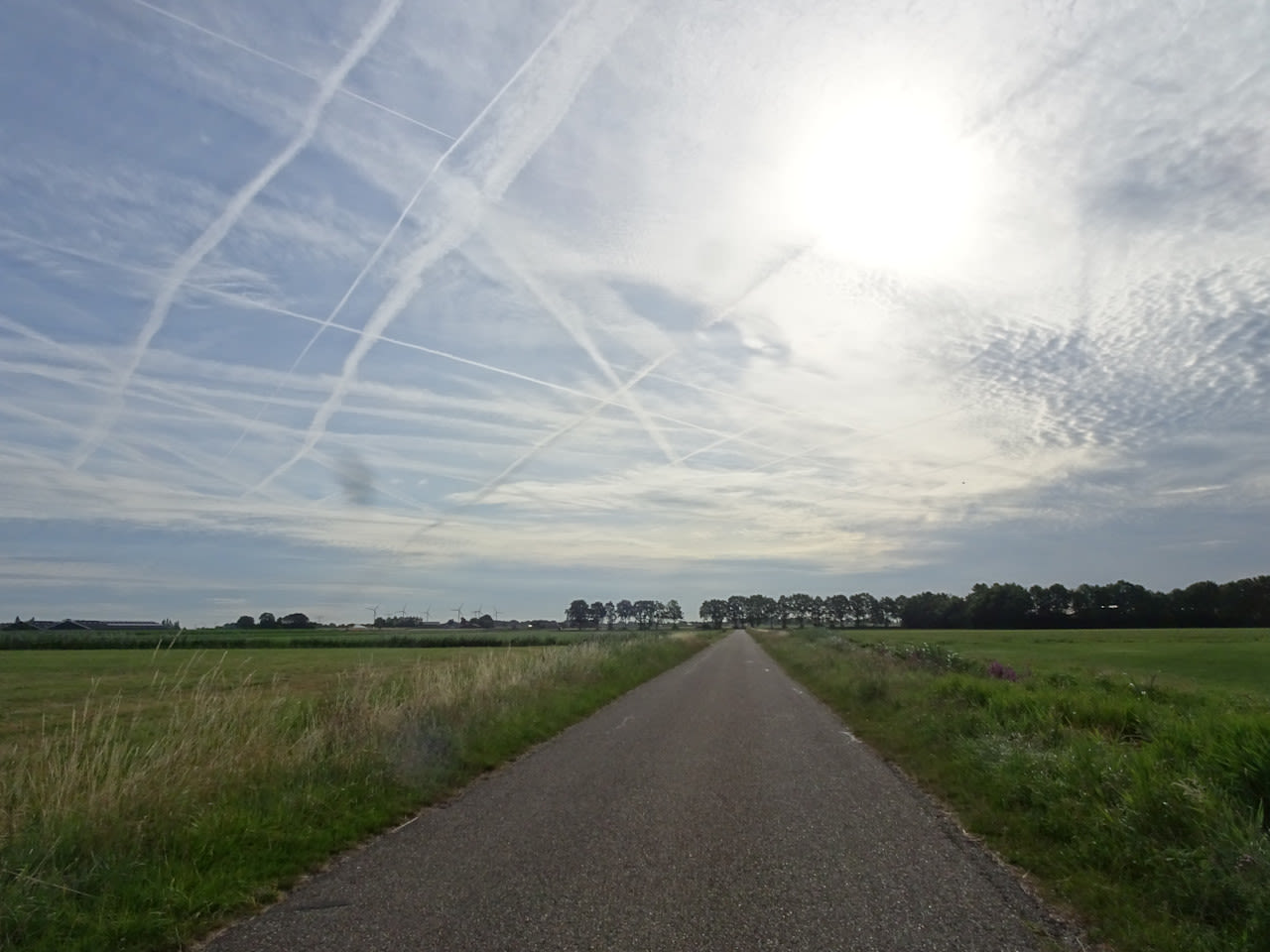 Veel vliegtuigstrepen. Foto: Gerard van Vugt