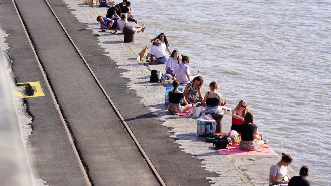 Verkoeling zoeken aan het water tijdens zomerse en tropische dagen. Foto: Adobe Stock / Ronny