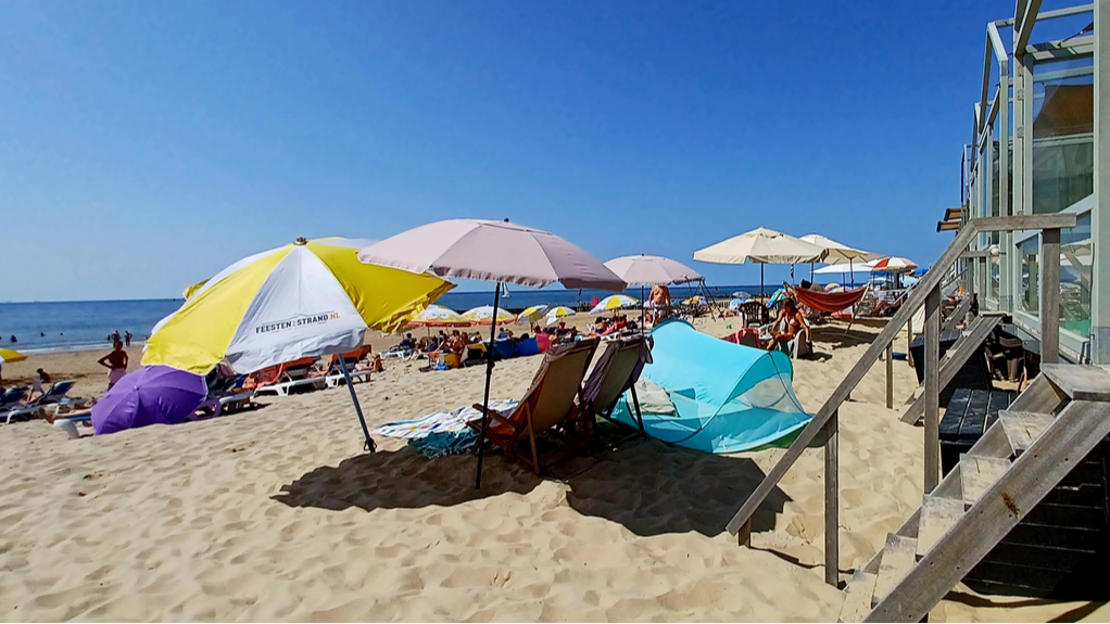 Het is deze week tropisch warm en verkoeling zoek je aan zee. Foto: Anne-Marie van Iersel