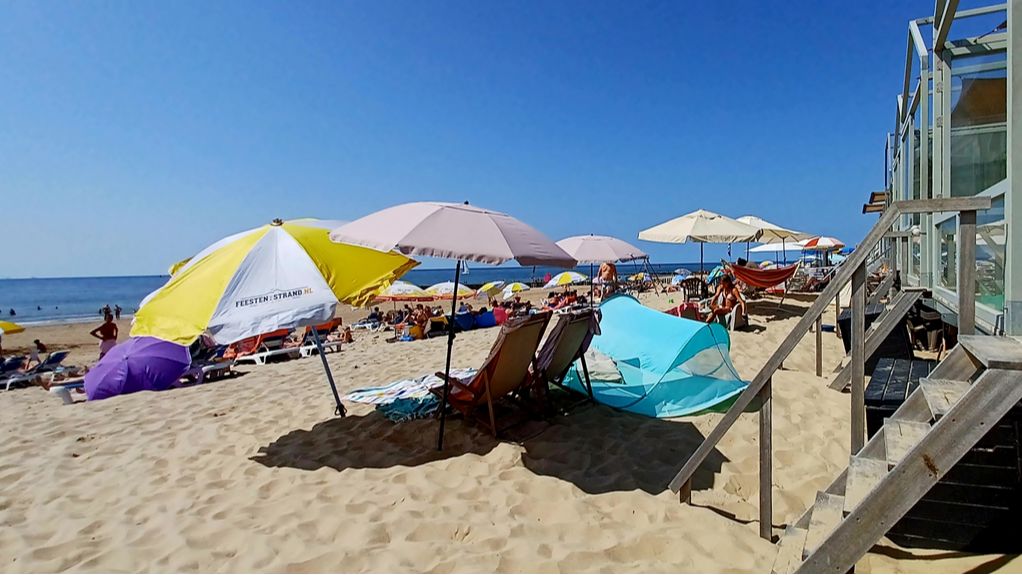 Het is deze week tropisch warm en verkoeling zoek je aan zee. Foto: Anne-Marie van Iersel