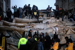 Slecht weer bemoeilijkt reddingswerkzaamheden na aardbeving