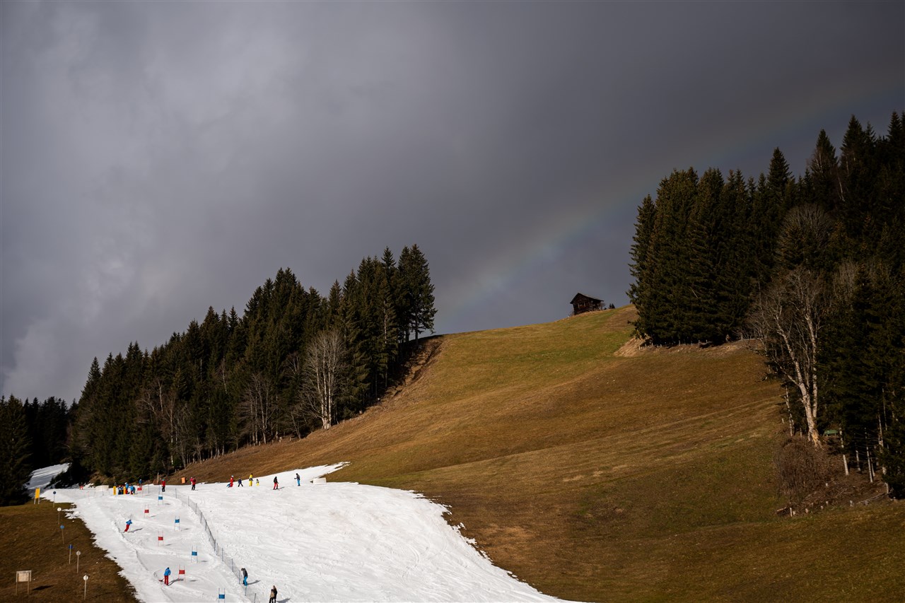 Pistes waren deze winter soms als een wit lint door een groen landschap. Foto: ANP / EPA / Christian Bruna