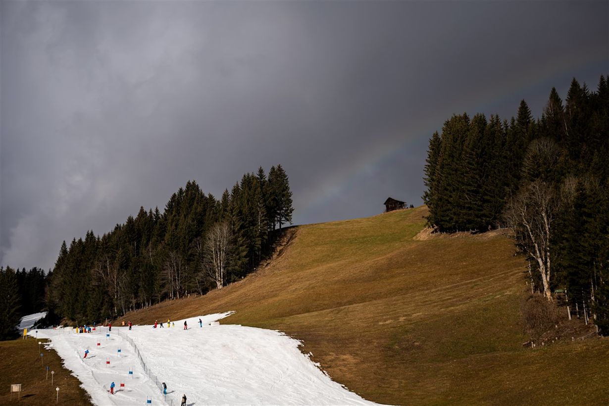 Pistes waren deze winter soms als een wit lint door een groen landschap. Foto: ANP / EPA / Christian Bruna
