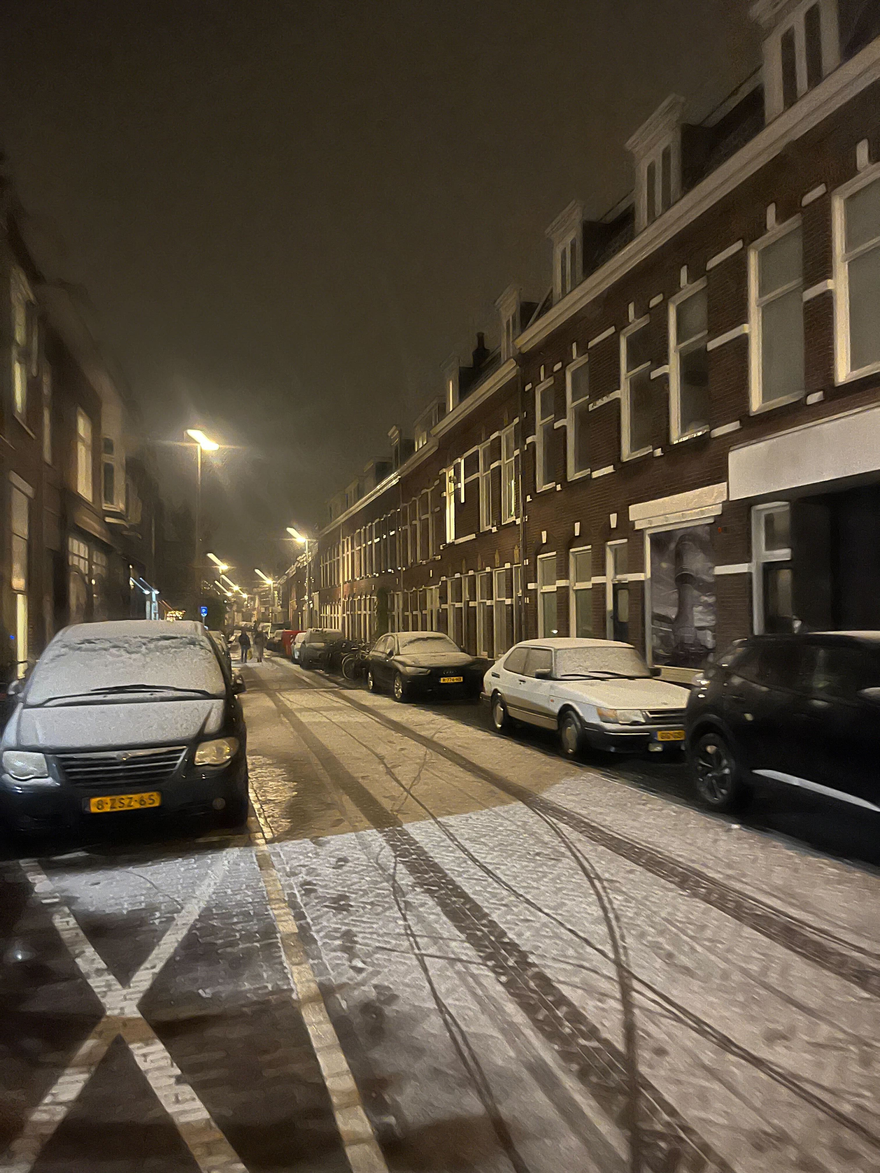 Tot dusver blijft de sneeuw in Utrecht stad op de wegen amper liggen. Foto: Berend van Straaten.