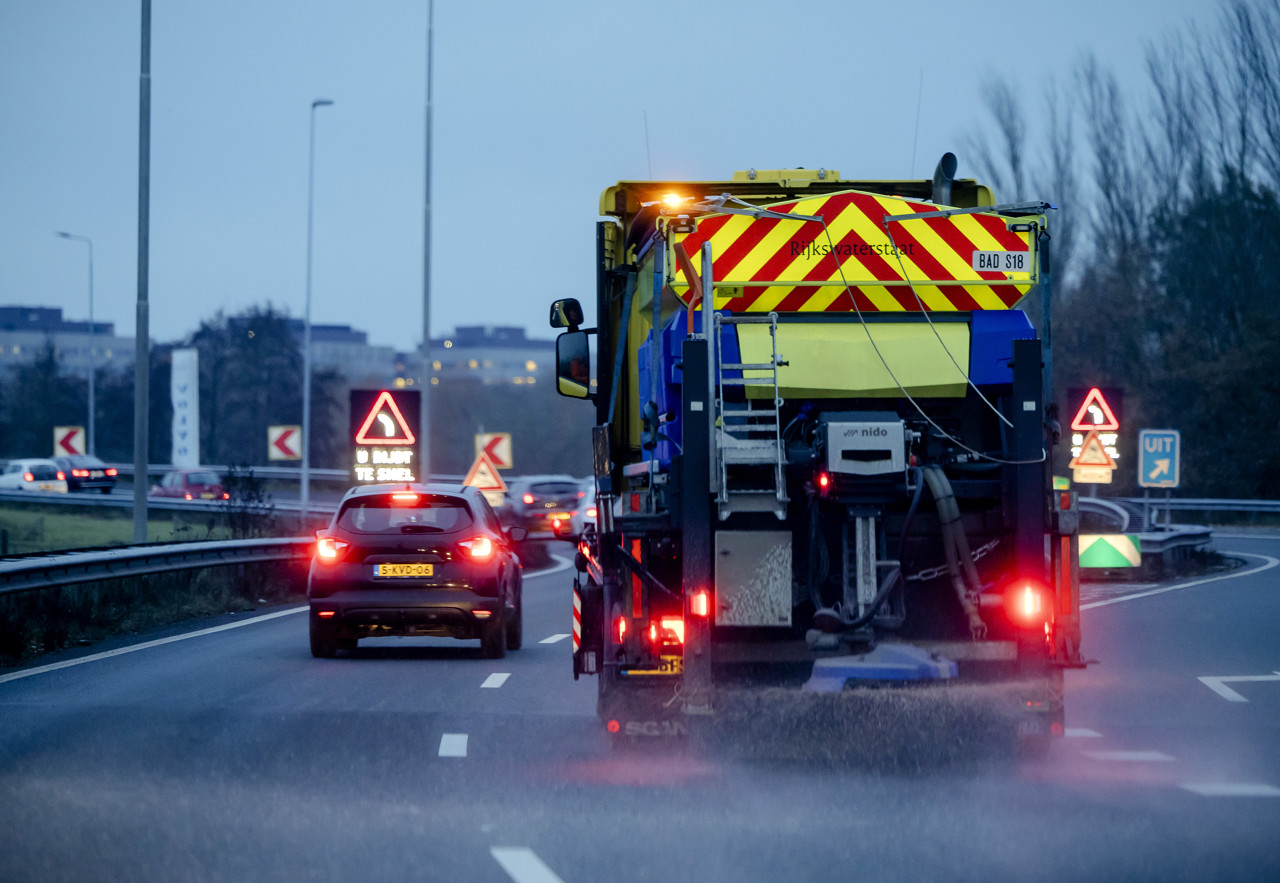 Strooiauto. Foto via ANP / ROBIN VAN LONKHUIJSEN