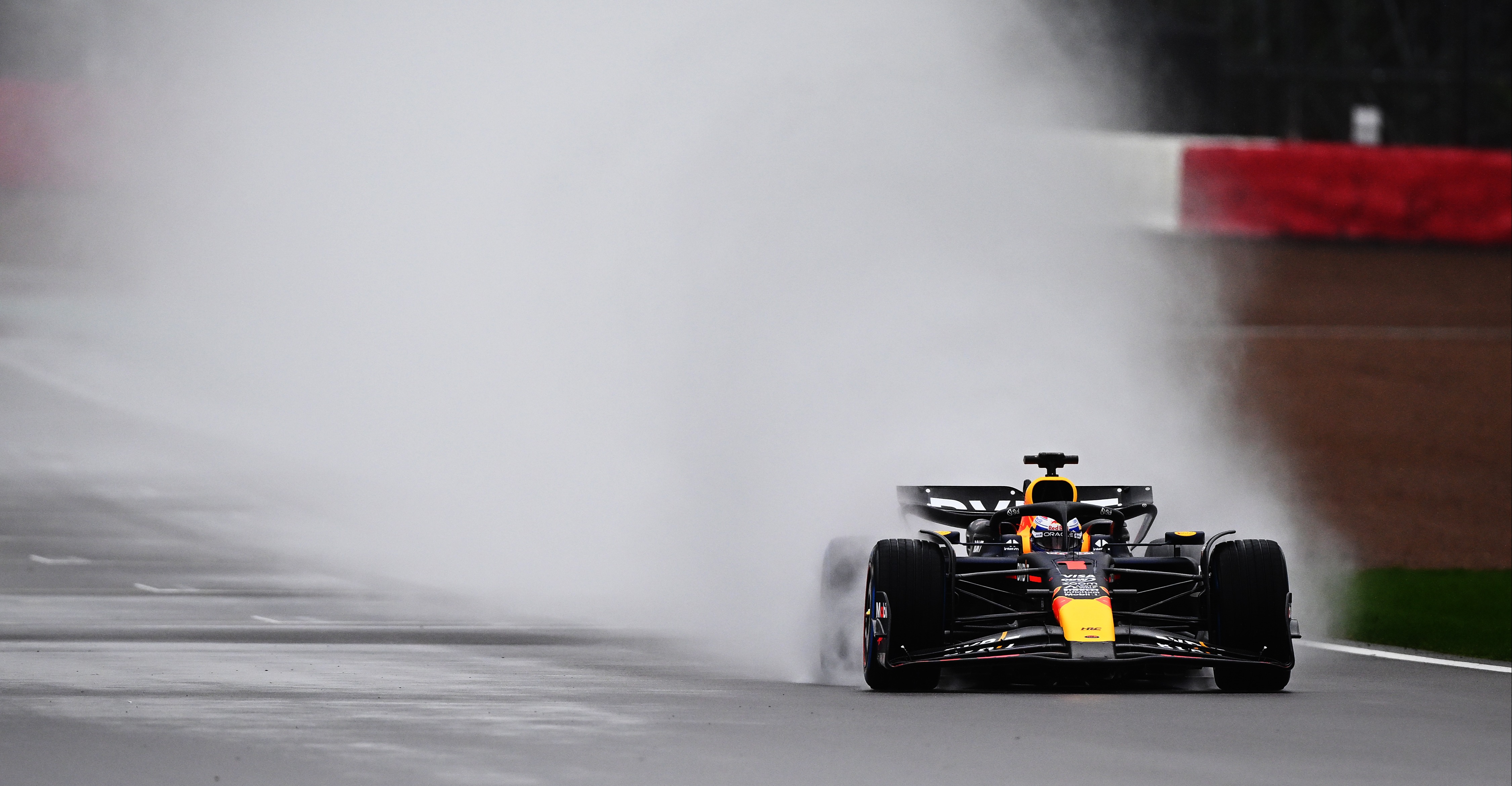 Max Verstappen op een natte racebaan. Bron: Clive Mason / Getty Images / Red Bull Racing