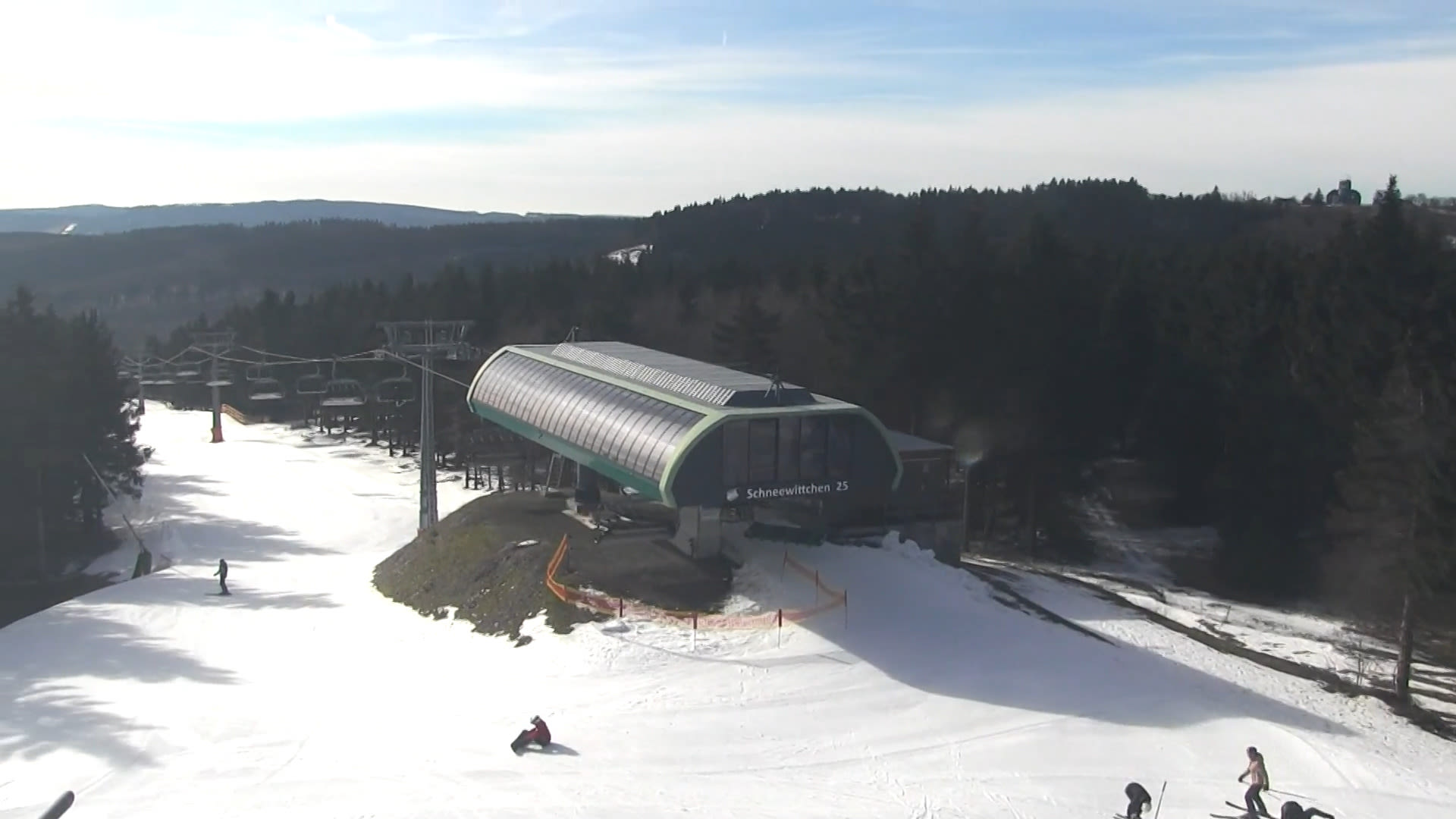 Op de piste ligt nog sneeuw in Winterberg, daarbuiten is het voornamelijk groen. Beeld: Feratel