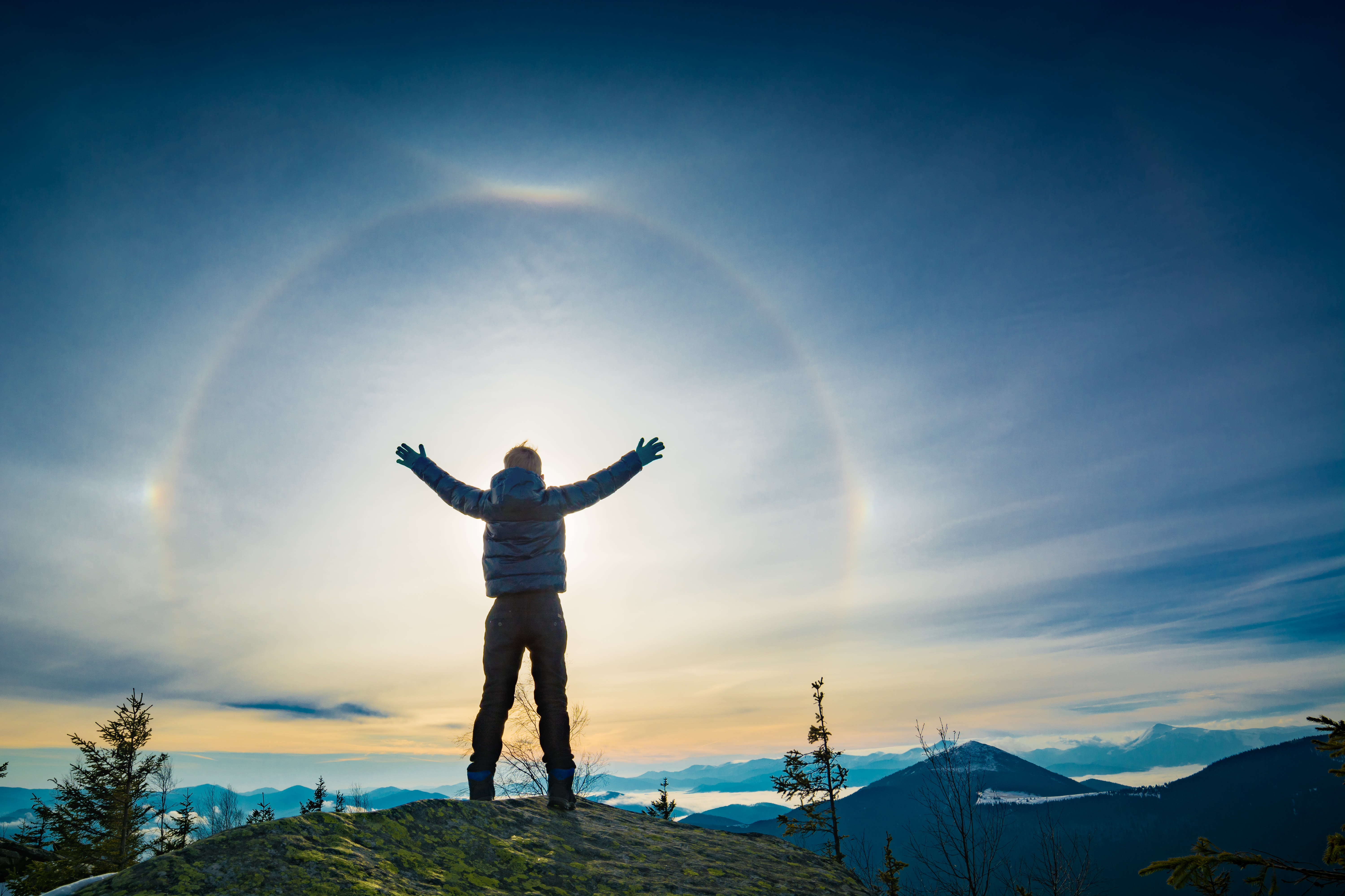 Halo's in de vorm van een kring, bovenraakboog en bijzonnen. Foto: Adobe Stock/ Bashkatov