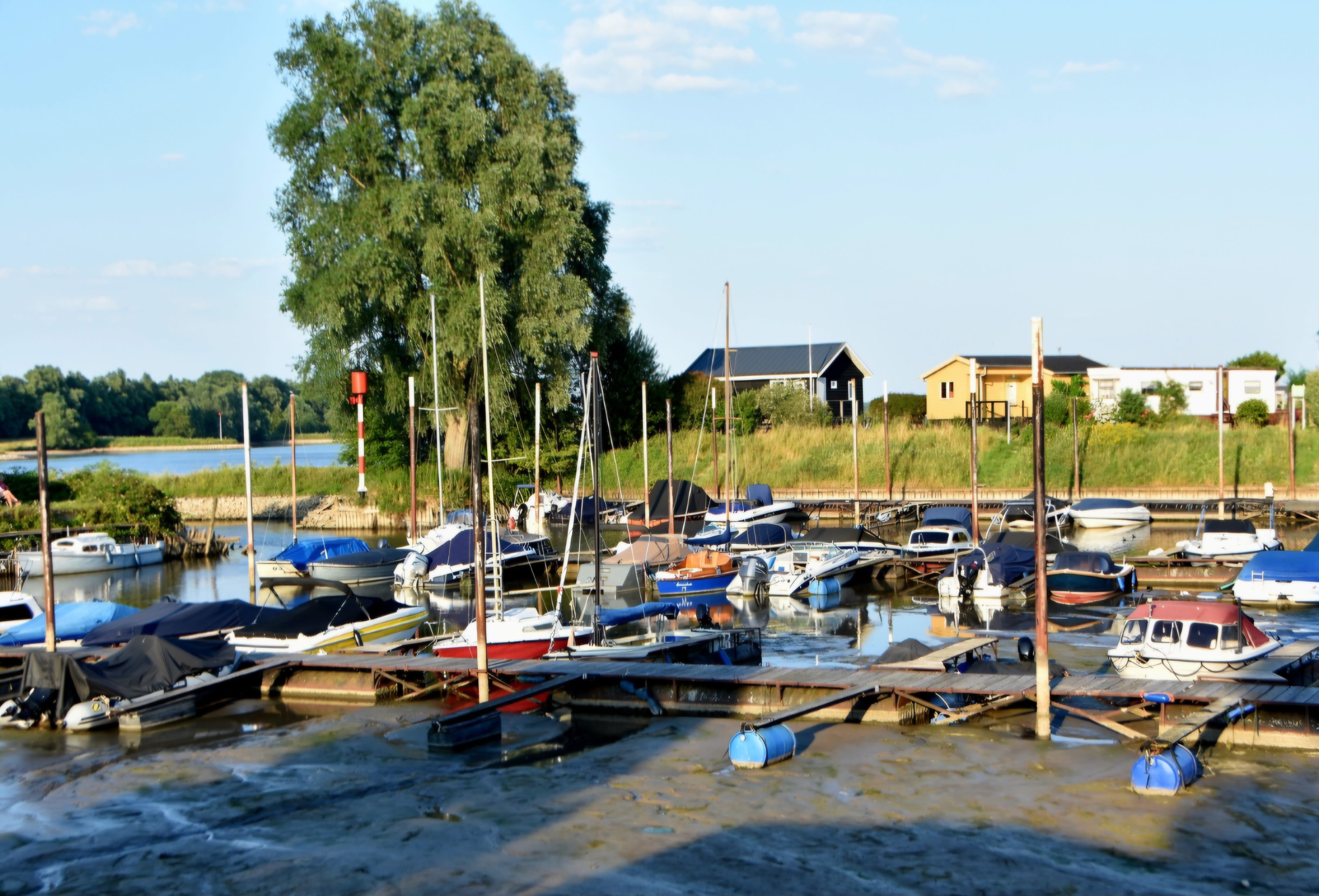 Boten komen op het droge te liggen. Foto: Huibert Boon