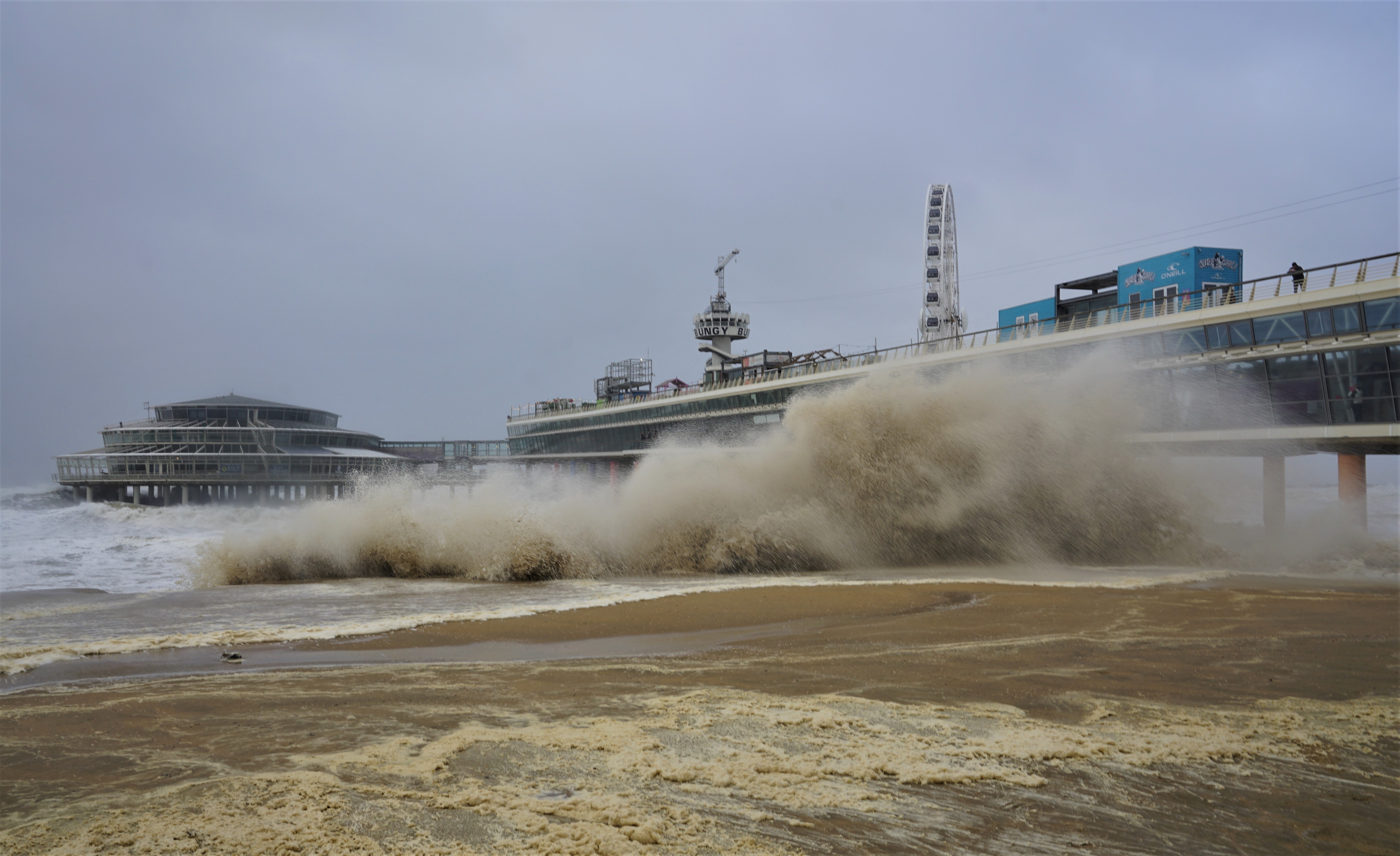 Storm op het strand bij Scheveningen. Foto: Han Volkers.
