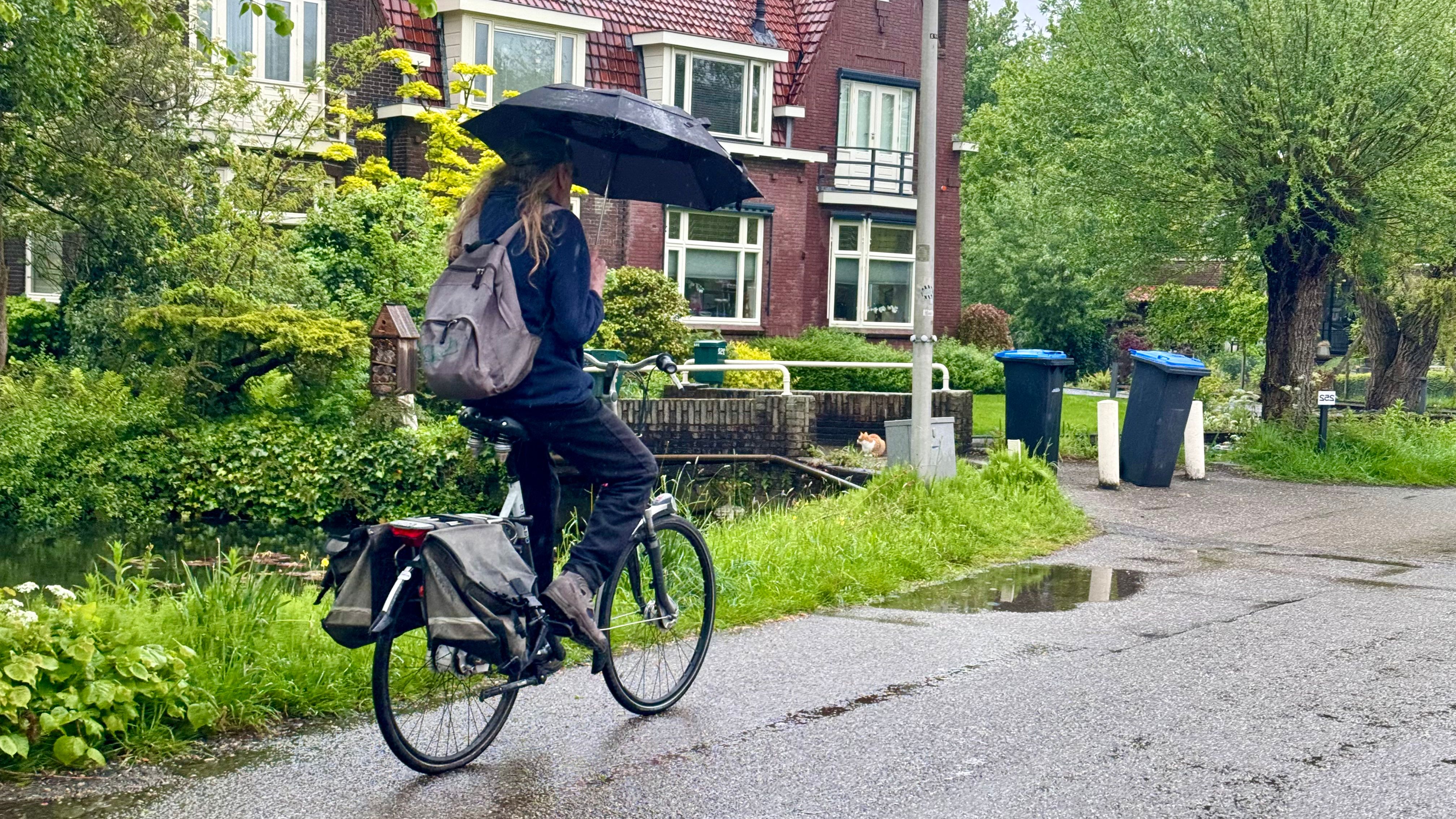 Met de paraplu door de regen. Foto: Jolanda Bakker.