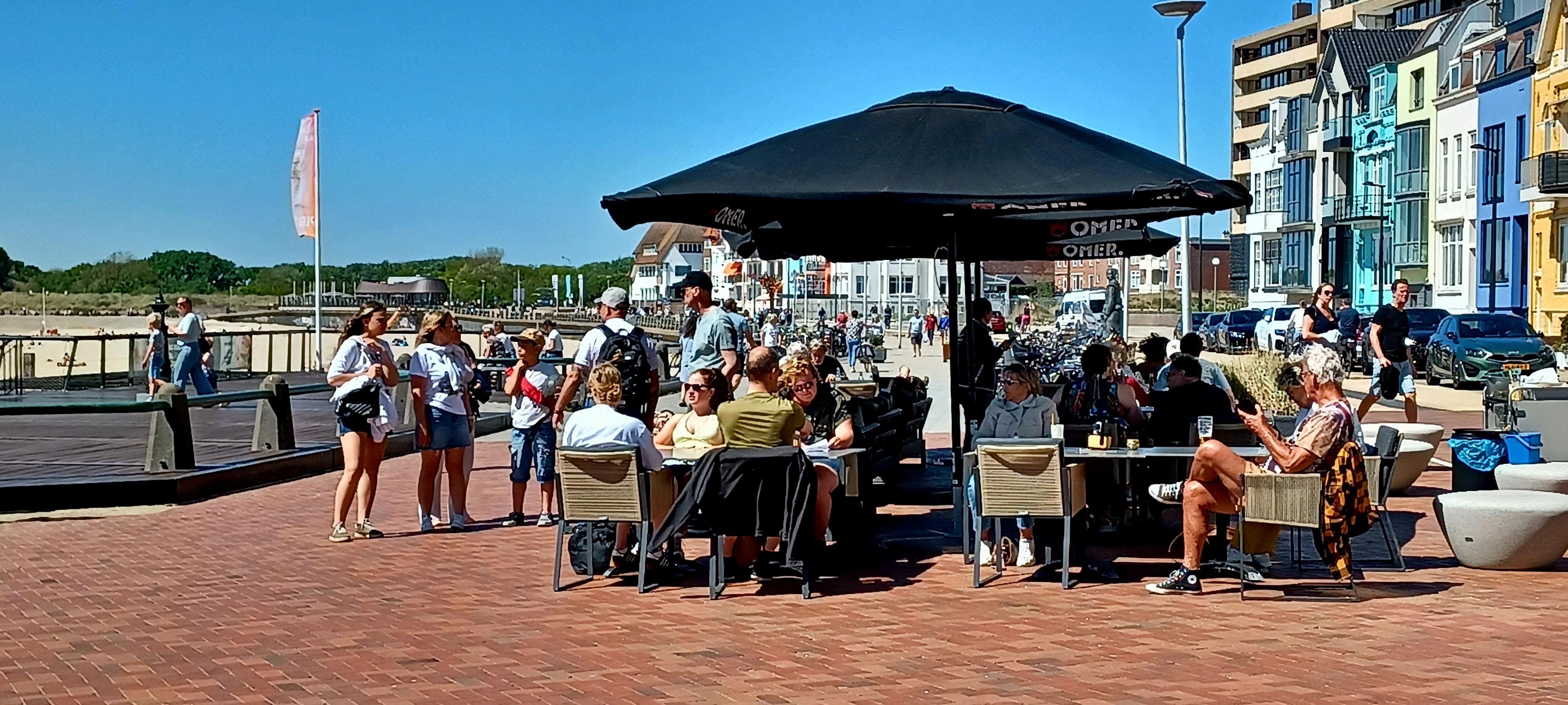 De eerste week van mei was het nog lekker weer om in korte broek op het terras te zitten. Foto: Anne-Marie van Iersel