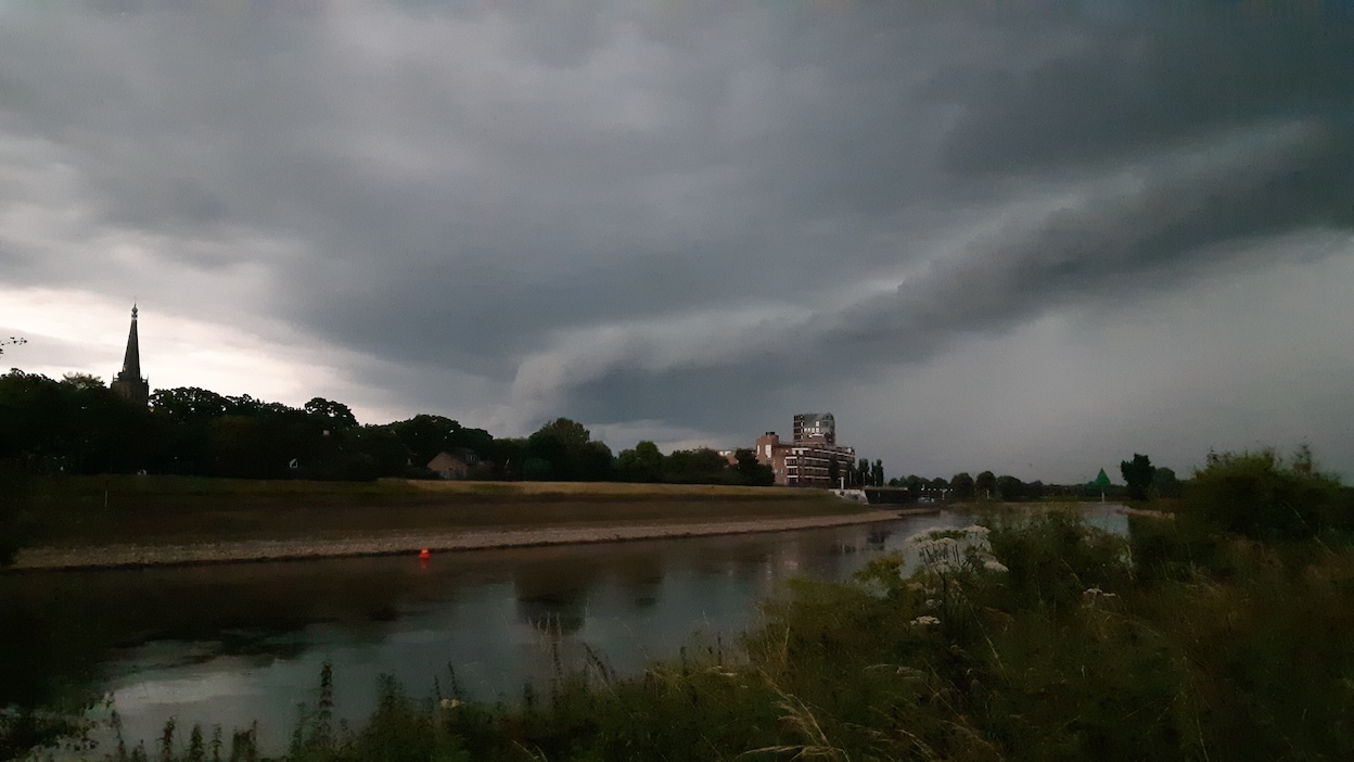 Lokaal wateroverlast door een halve maandsom aan regen 