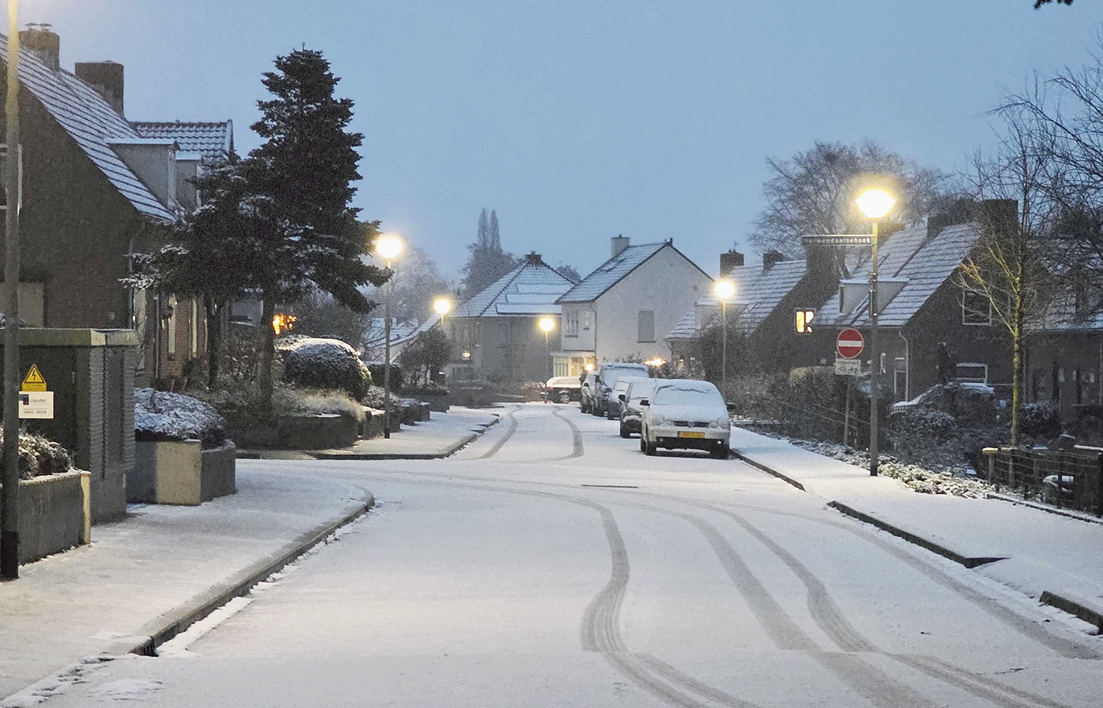 De sneeuw blijft liggen in de omgeving van Nijmegen. Foto: Wouter van Bernebeek