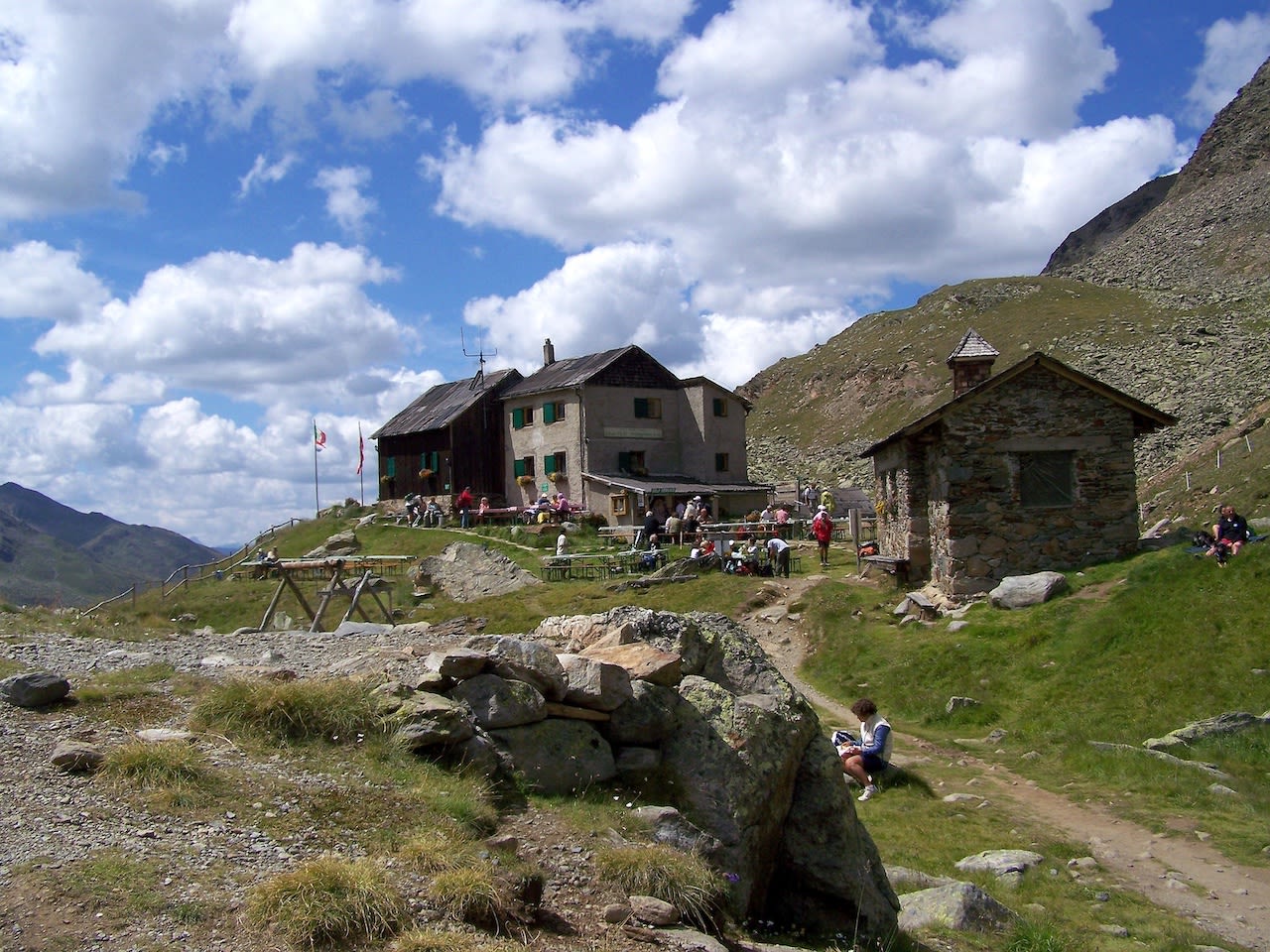 Ook in de zomer zijn de berghutten in de omgeving drukbezocht. Foto: Adobe Stock / Helmut.H