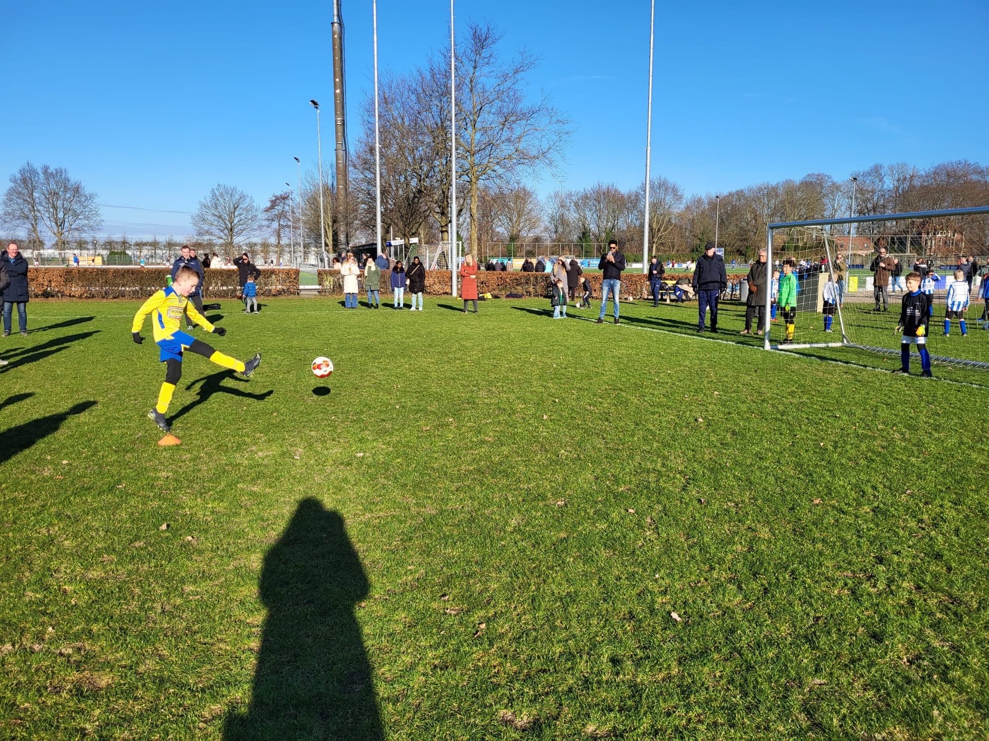 Voetballen op een zonnige winterdag. Foto: Suzanne Willemsen