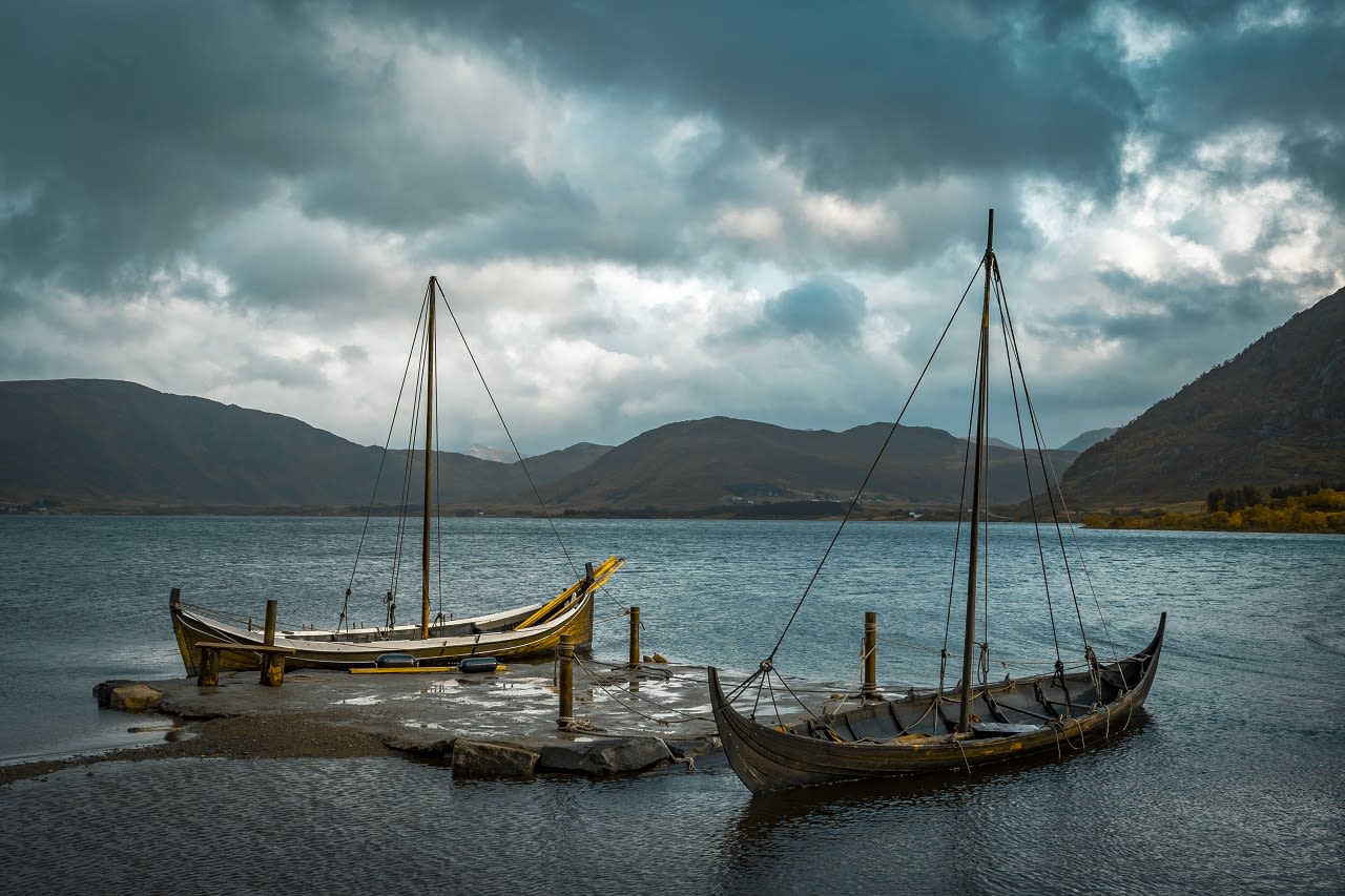 Vikingschip Lofoten Noorwegen. Foto: AdobeStock / Mrplock