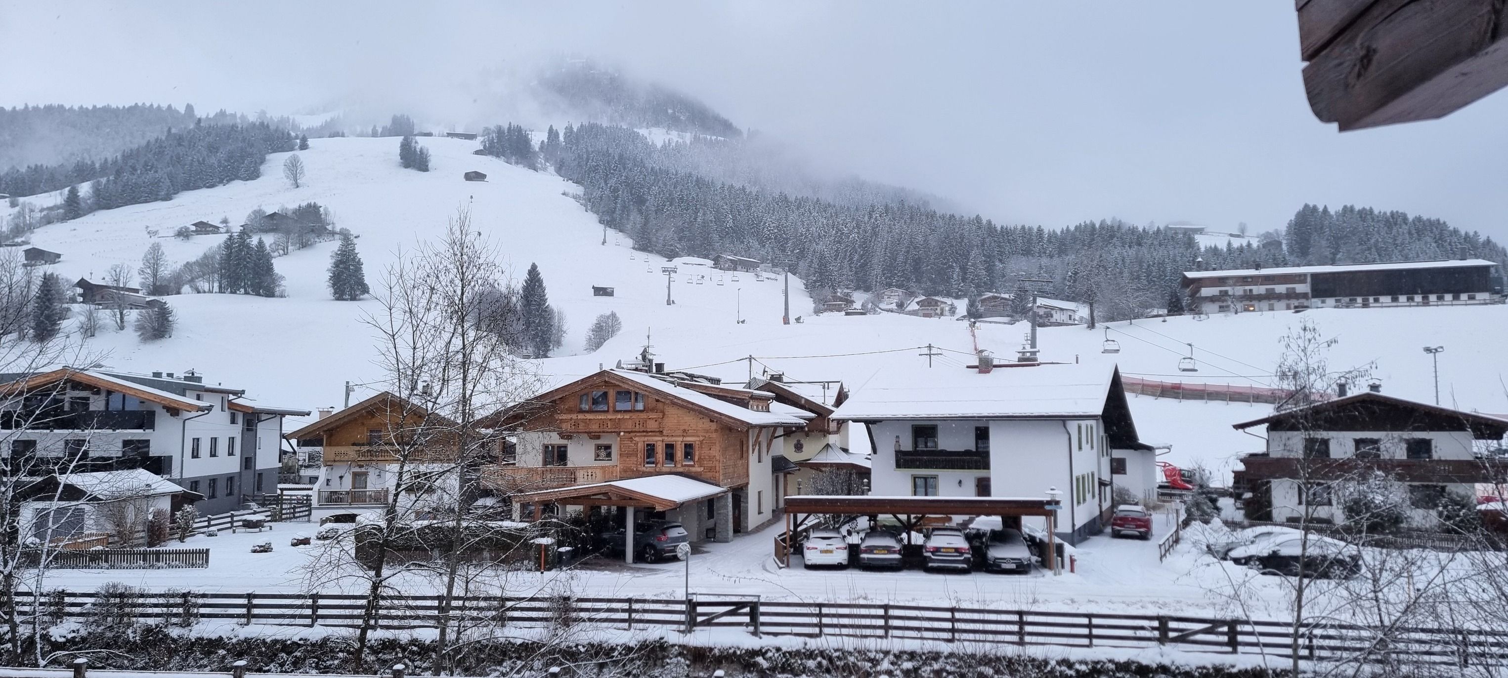 In het Tiroolse Kirchberg ligt deze maandag nog duidelijk minder sneeuw, maar het is wel prachtig wit (foto: Mariella Janssen) 