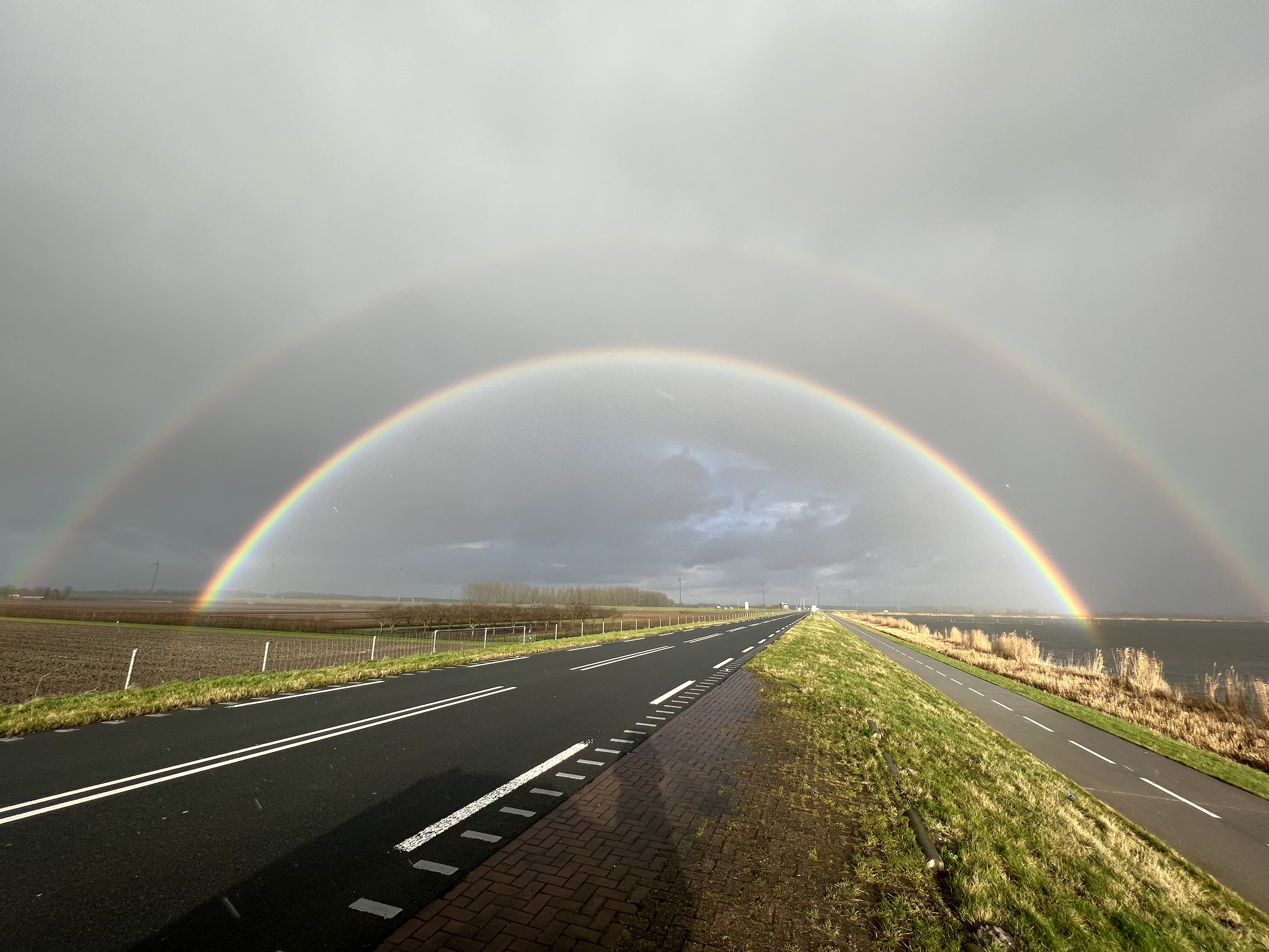 Wisselvallig weer heeft ook mooie kanten, zoals deze prachtige dubbele regenboog! Foto: Mattheus van der Steen.