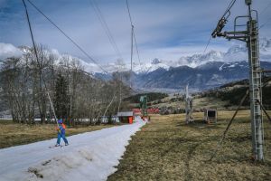 Meer skiongevallen door te weinig sneeuw en slechte pistes