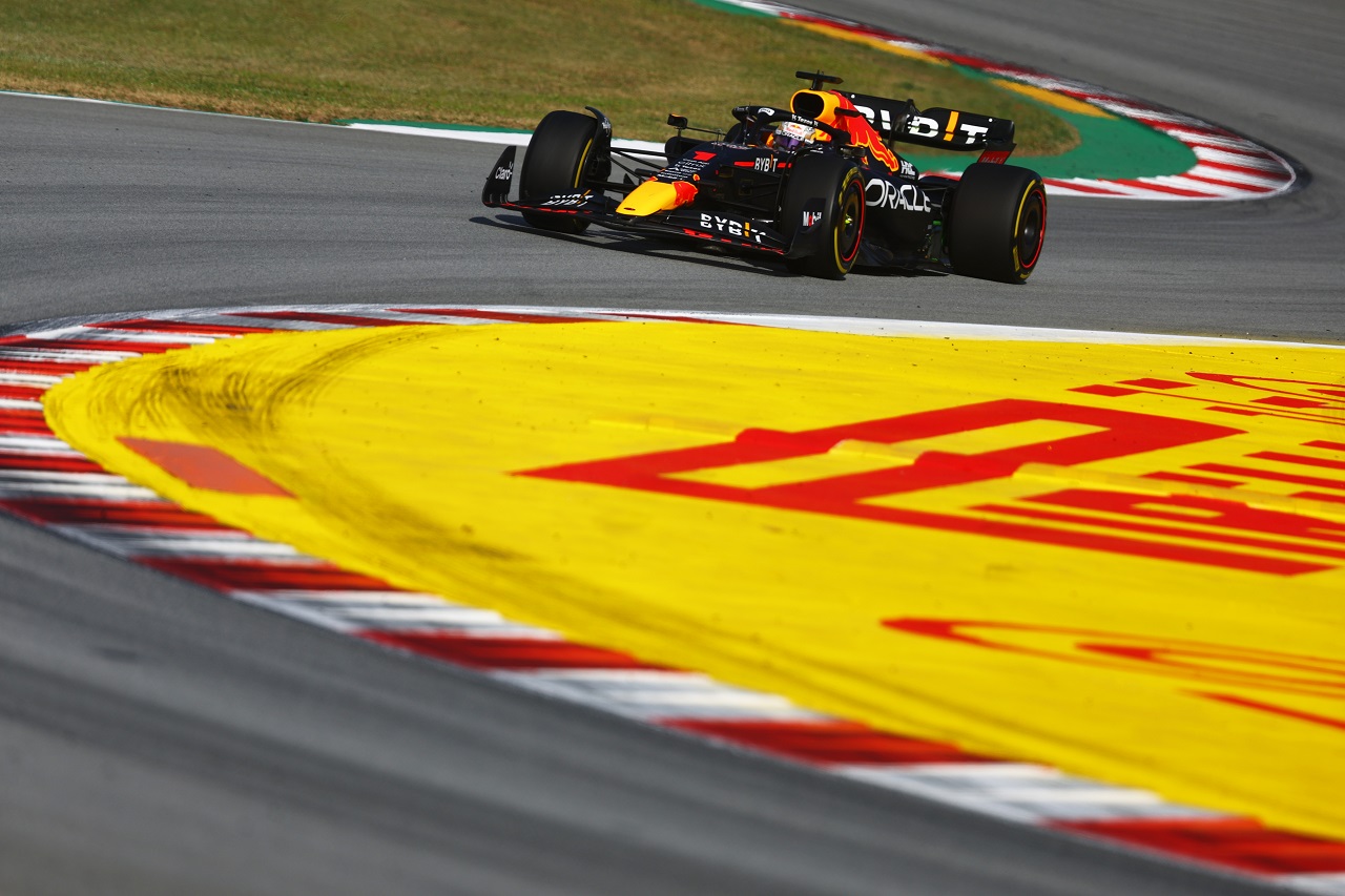 Max Verstappen op het circuit van Barcelona. Beeld: redpoolcontentpool.com / Photo by Mark Thompson / Getty Images
