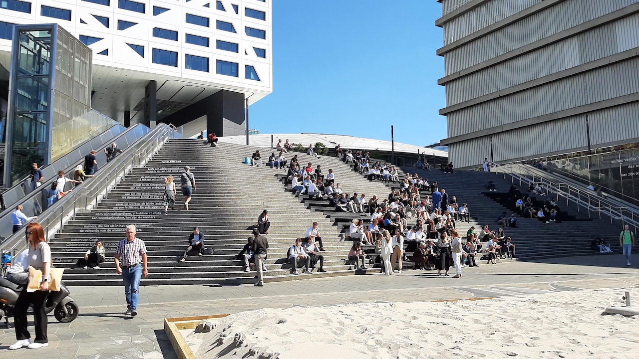 In het zonnetje op een warme dag in Utrecht. Voor sommige mensen is een dag met 20 graden na deze warme zomer geen reden meer om de jas uit te doen. Foto: Ab Donker. 