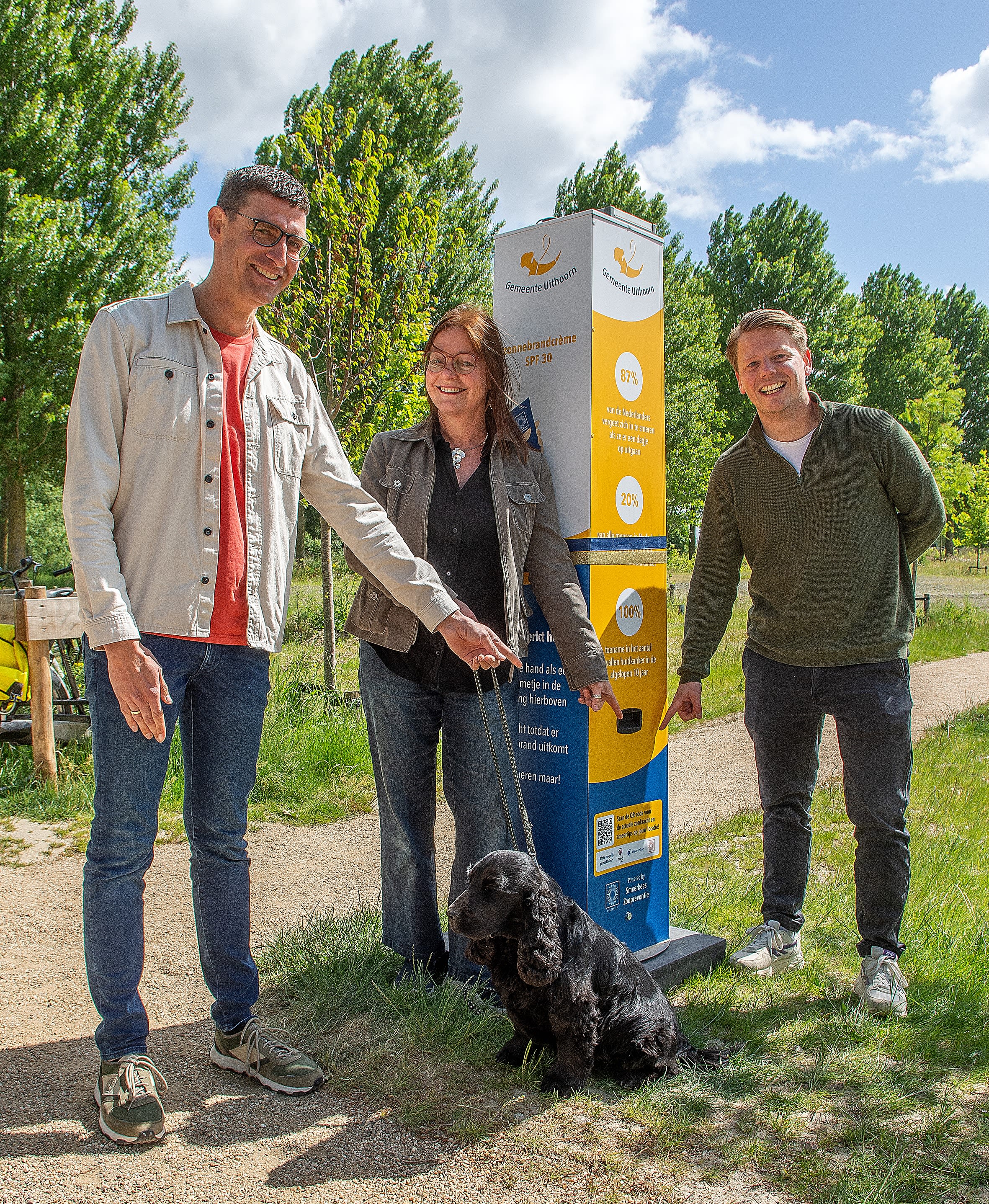 Zonnebrandpaal bij het Legmeerbos in Uithoorn met Jaco van Wezel (Weeronline), Marijne Landman (Huidfonds) en Bas Assink (Smeerkees Zonnebrandcrème). Foto: Patrick Hesse / VisionQuest.