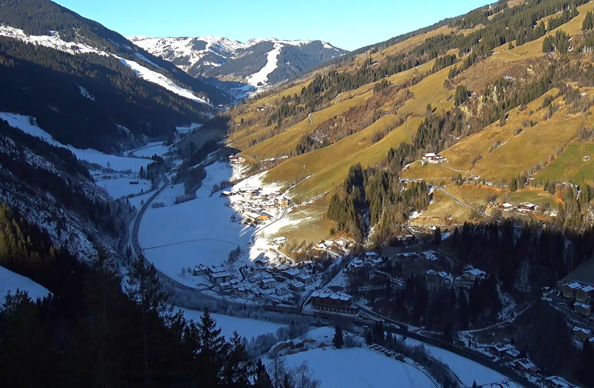 Rondom Viehofen (vlakbij Zell am See en Saalbach) ligt op maandagochtend nog sneeuw waar de zon niet meer weet te komen. De hoger gelegen hellingen in de zon zijn al groen. Bron: Feratel