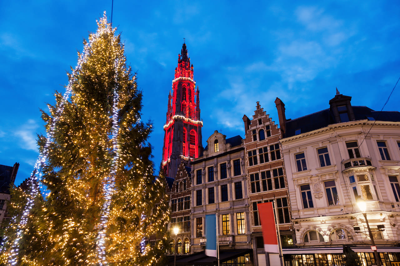 Kerstboom in Antwerpen. Foto: Adobe Stock / Henryk Sadura.