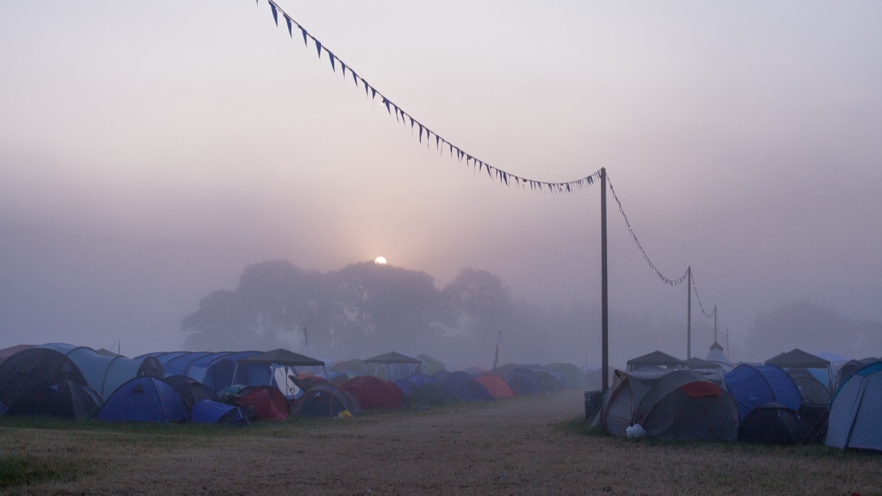 Frisse ochtend op de festivalcamping. Foto: Adobe Stock / Elliot H Photography