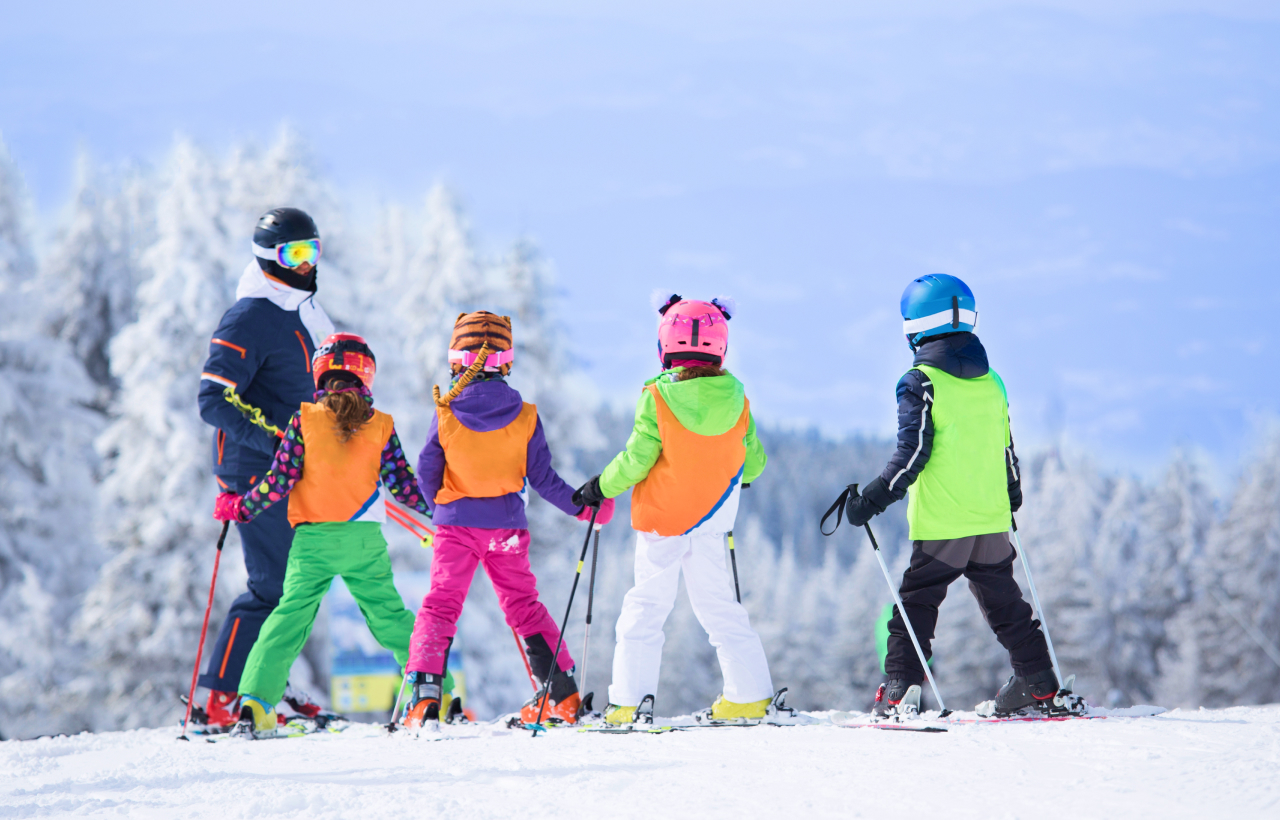 Kinderen op skiles (foto: Adobe stock / BudimirJevtic)