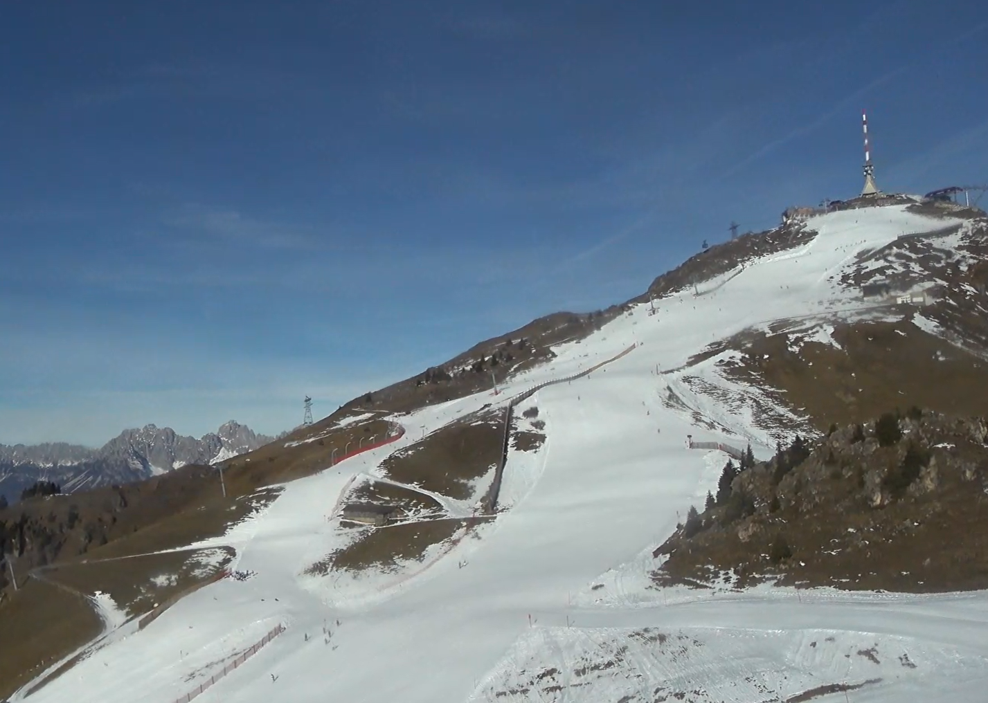 In veel regio's is verse sneeuw welkom. De pistes van Kitzbühel (1780 meter hoogte) zijn op maandag nog wit, maar daarnaast is het grotendeels groen. Bron: Feratel