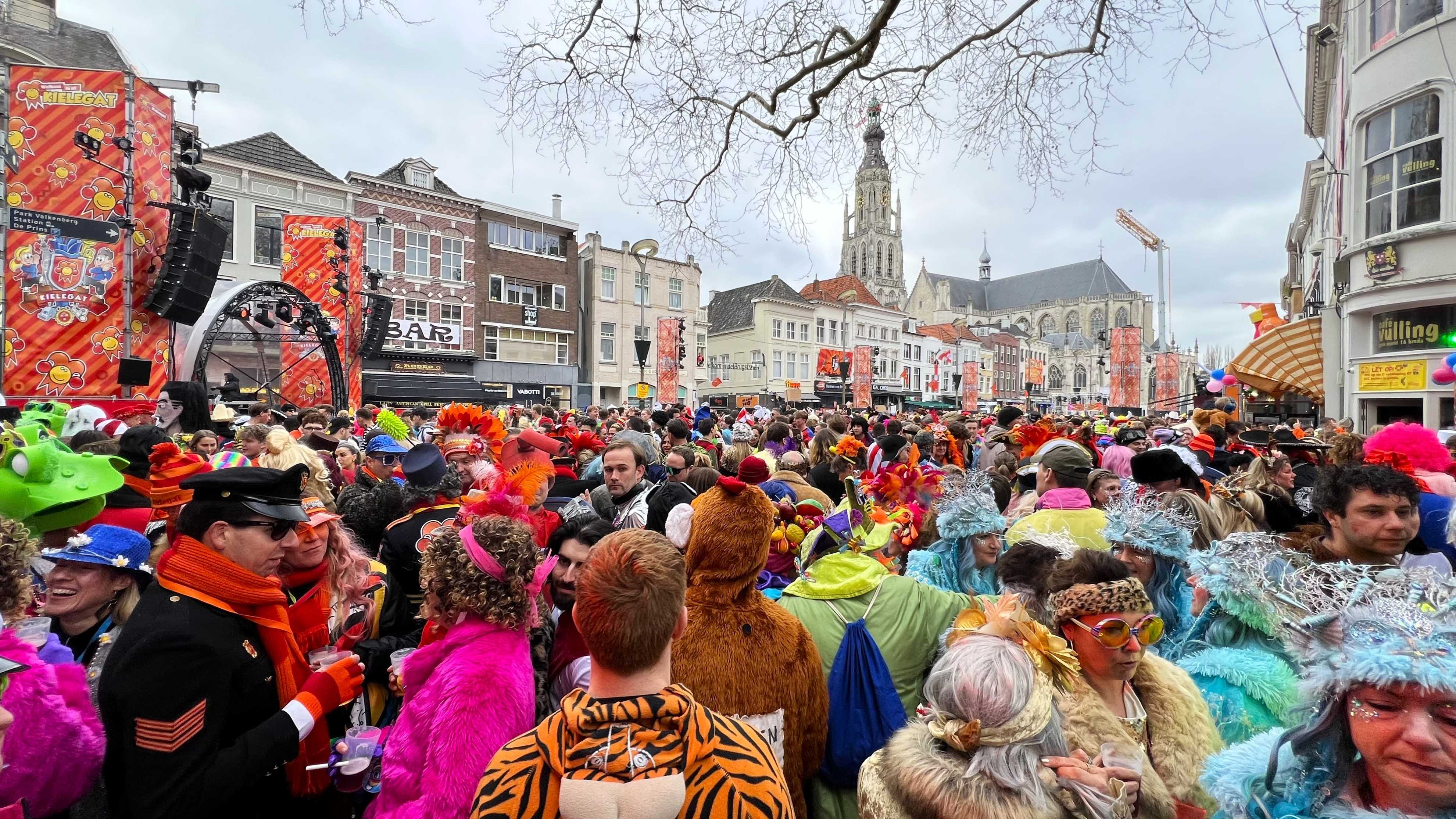 Bewolkt maar droog bij Carnaval in Breda. Foto: Henk Voermans