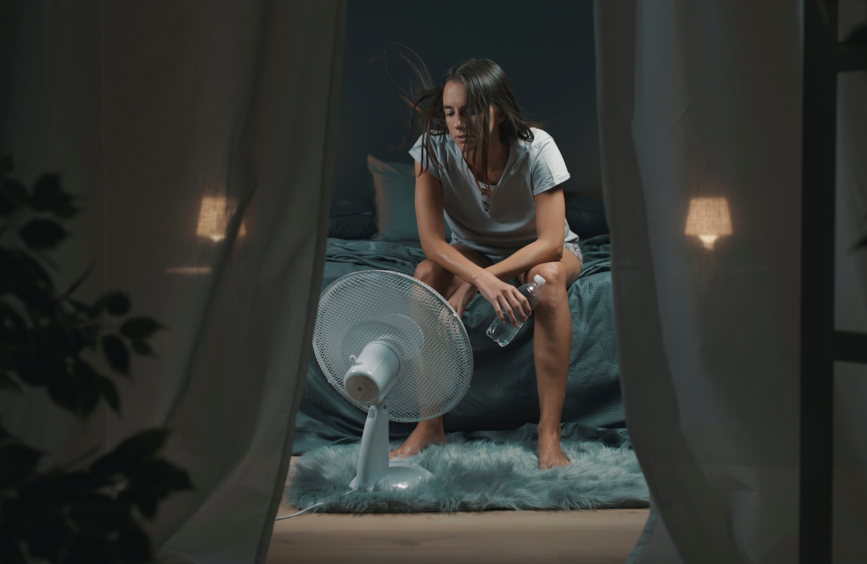 Vrouw in slaapkamer tijdens warme nacht. Foto: AdobeStock / stokkete