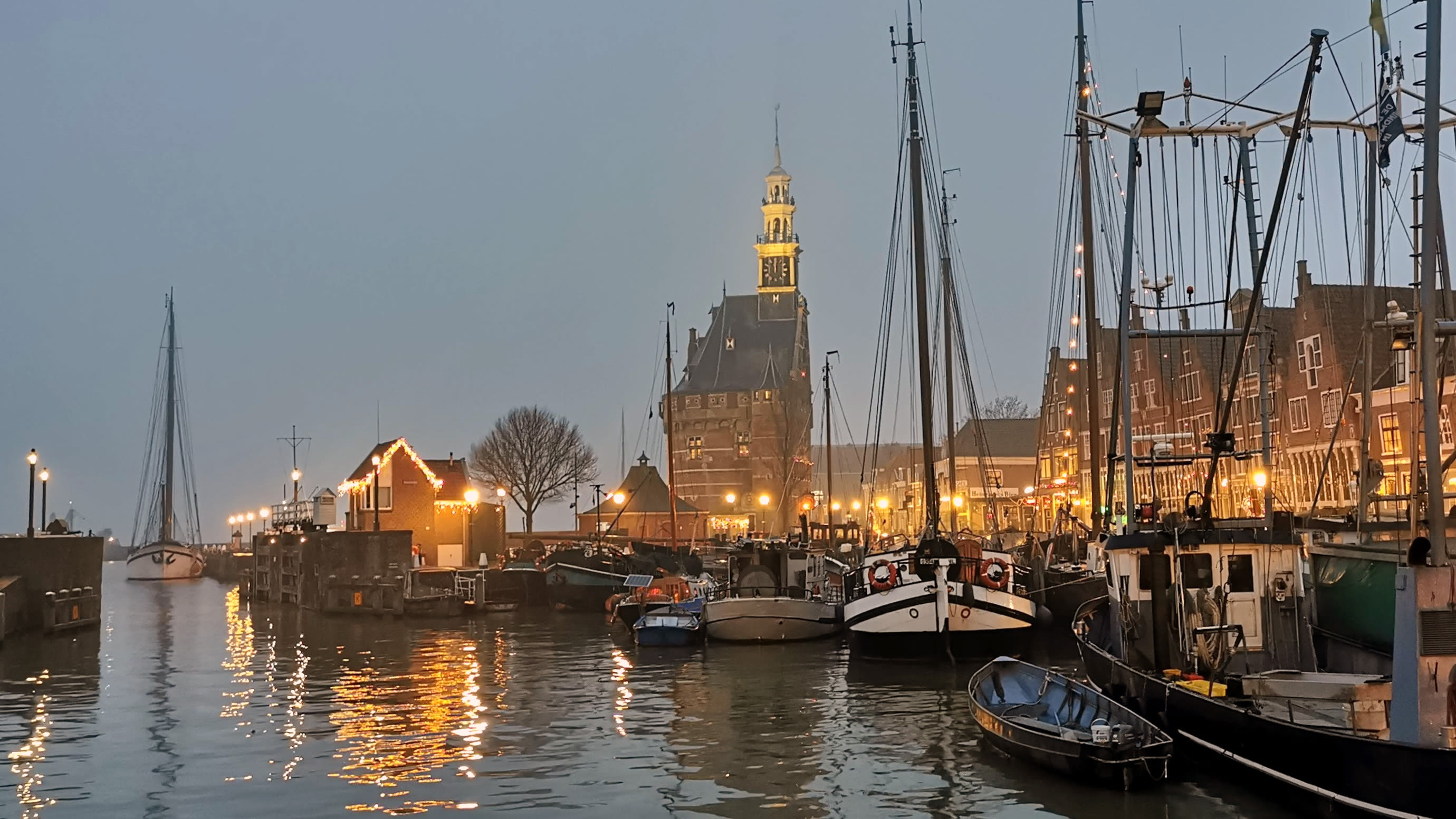 Grijs en nevelig in de haven van Hoorn. Foto: Ger Zandbergen