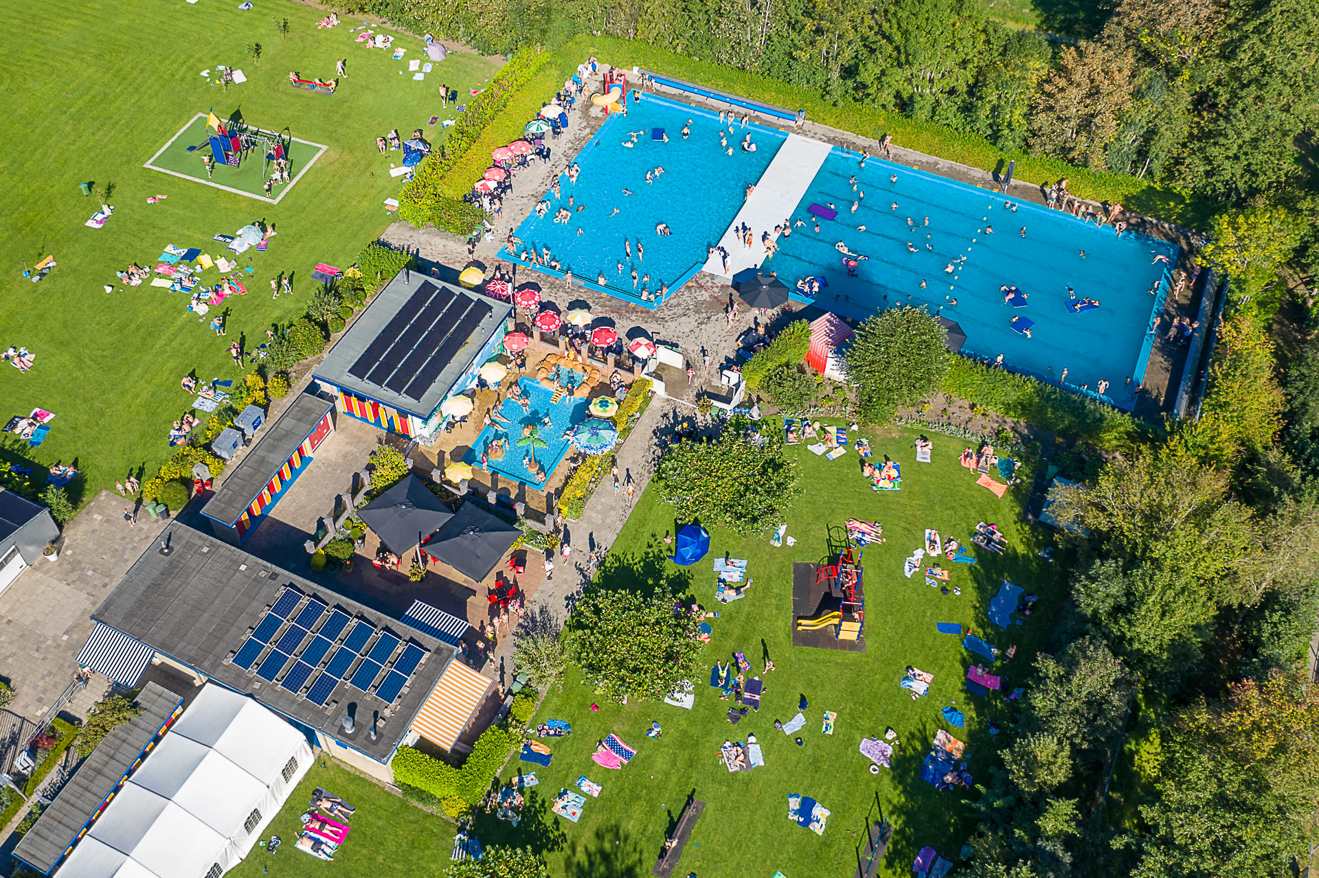 De zwembaden zullen dit lange pinksterweekend ongetwijfeld druk bezocht worden. Foto: John Wiersma