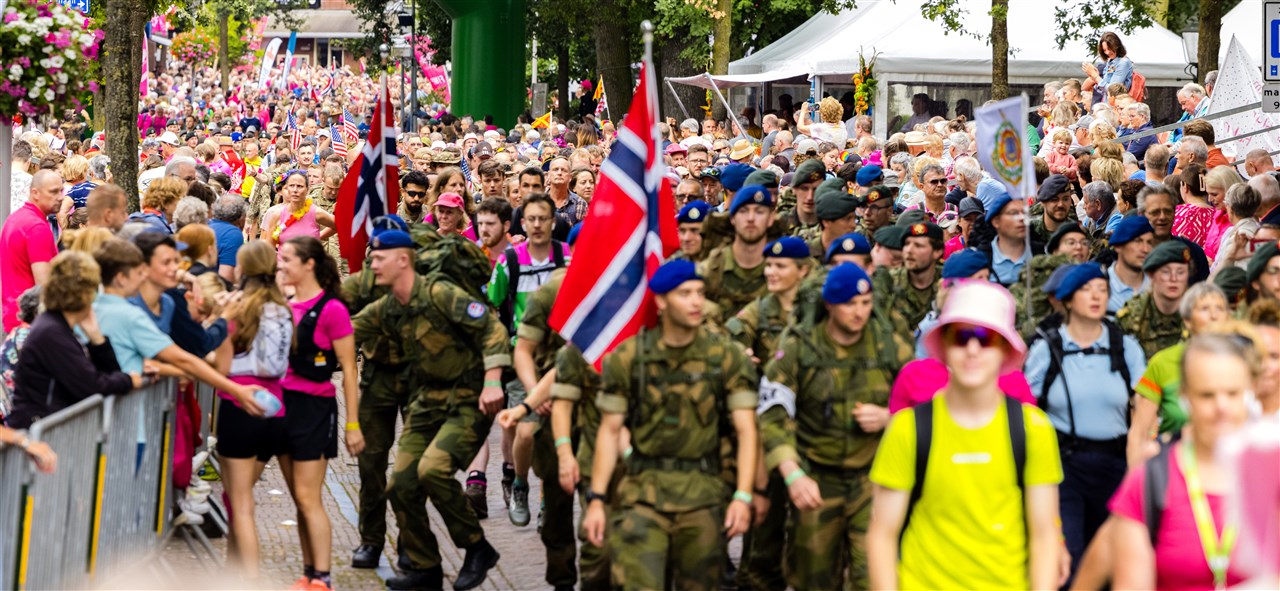 Wandelaars op de tweede dag van de Nijmeegse Vierdaagse. Foto: ANP / ROB ENGELAAR