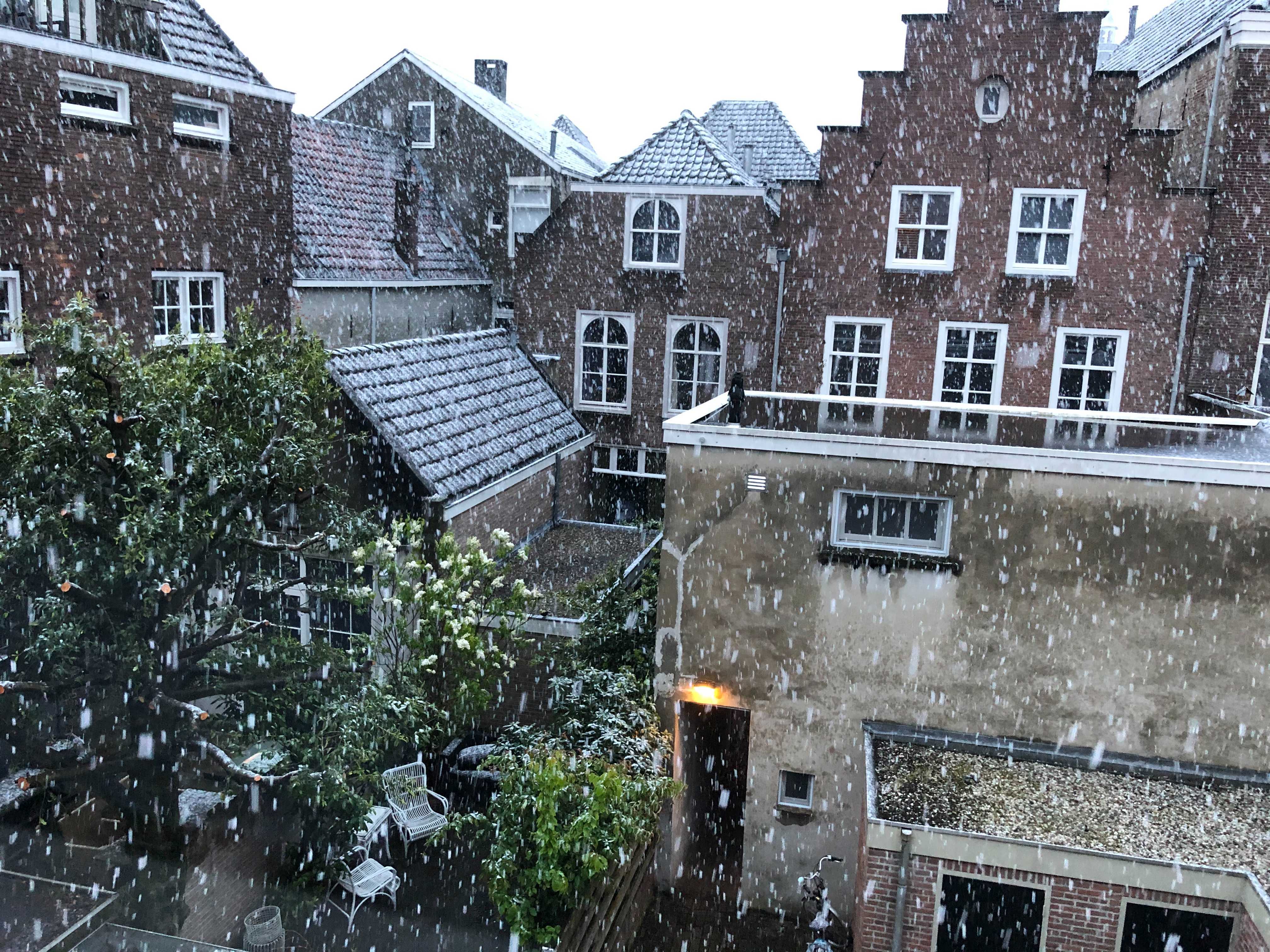Natte sneeuw in mei 2021 blijft liggen op de daken