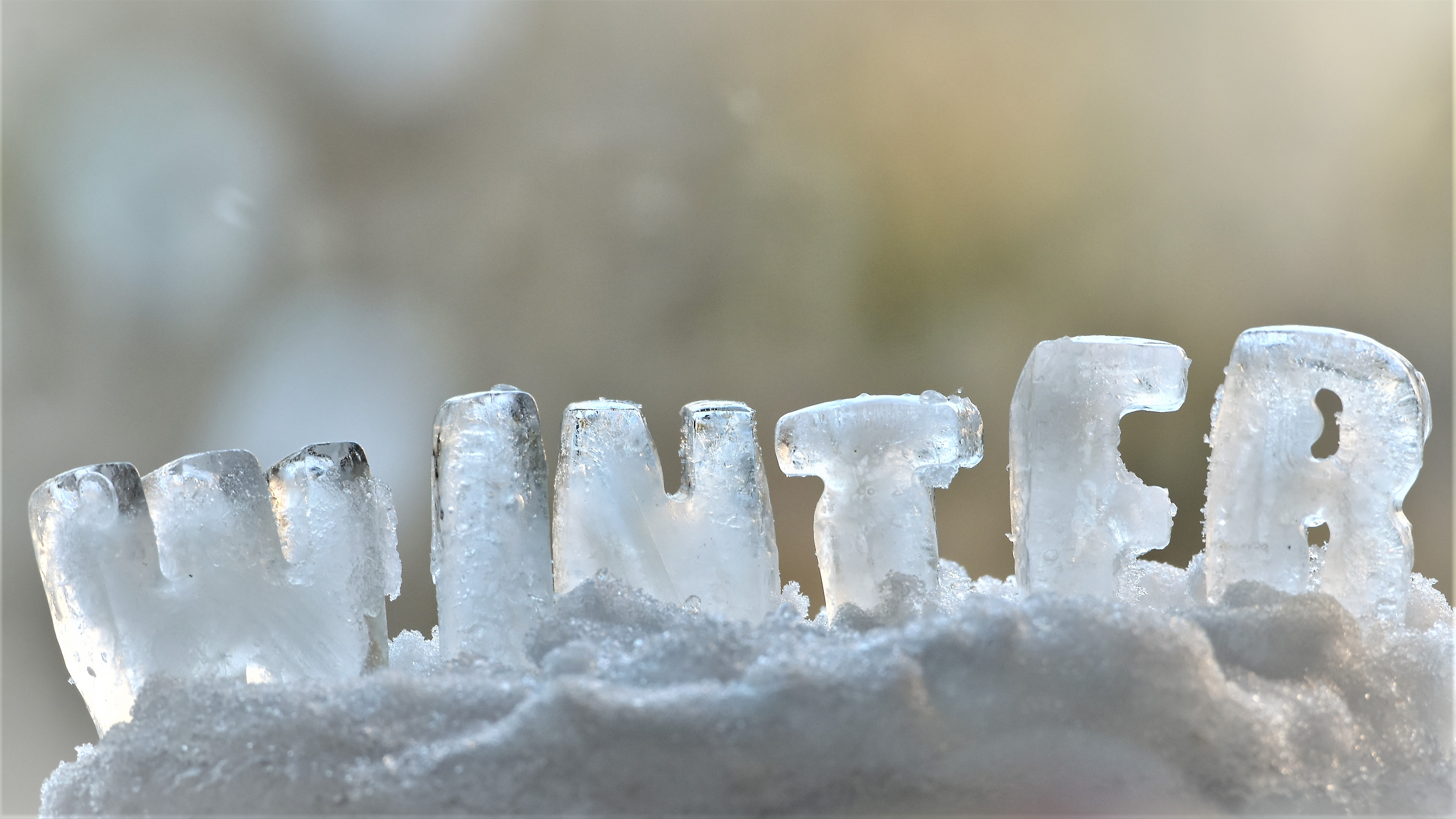 Woord winter in de vorm van ijs